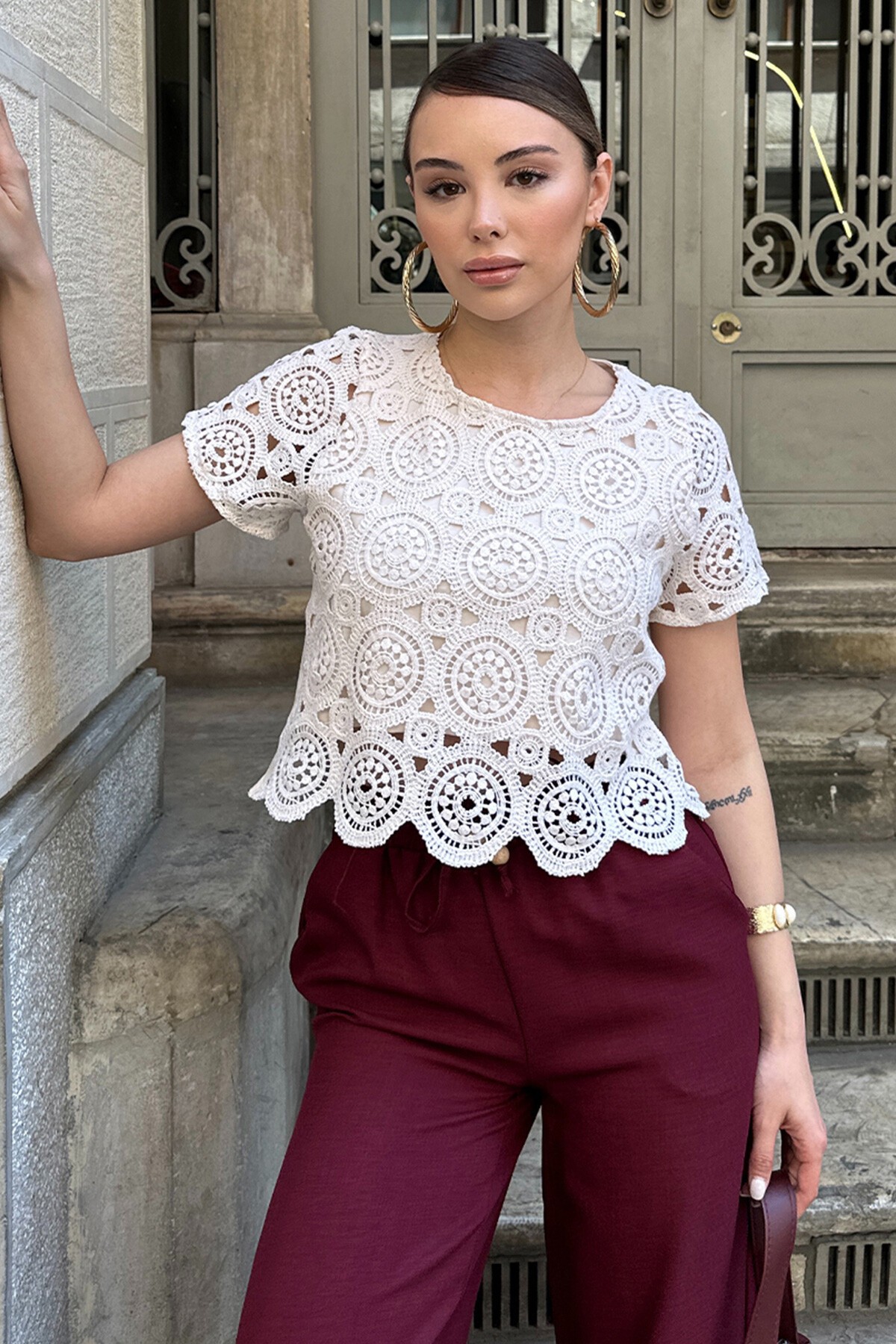 Bej Delik Ajurlu İçi Astarlı Motif İşlemeli Bluz