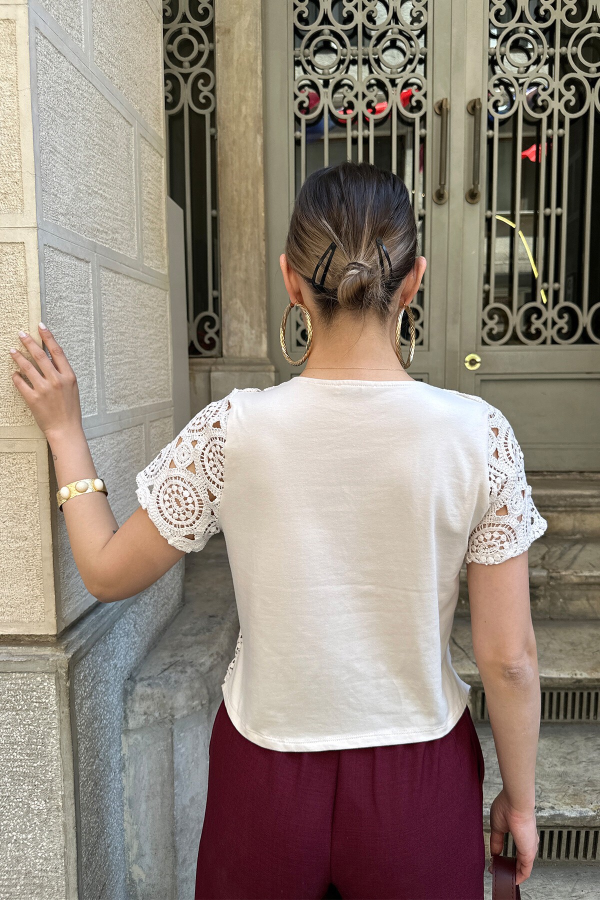 Bej Delik Ajurlu İçi Astarlı Motif İşlemeli Bluz