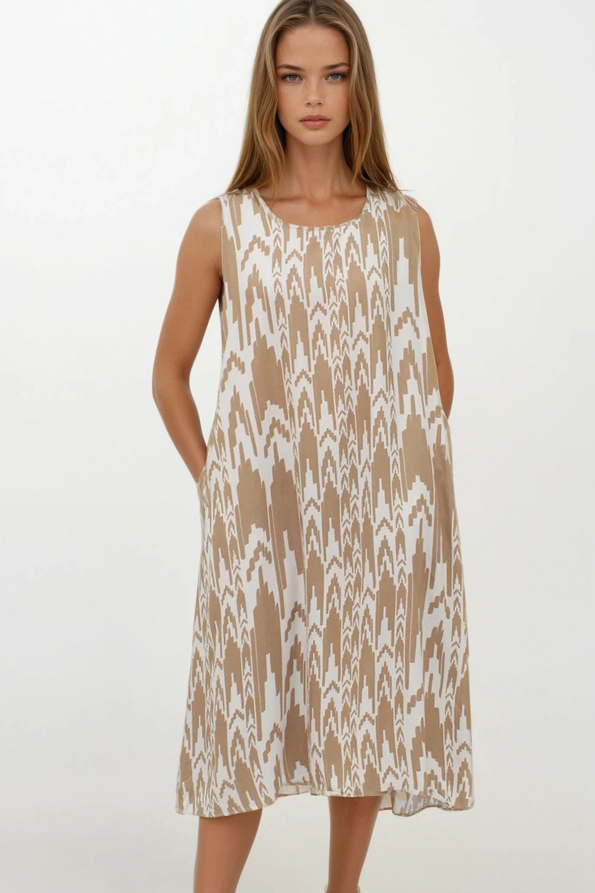 Bej Desenli Çift Cepli Kolsuz Rahat Kesim Elbise