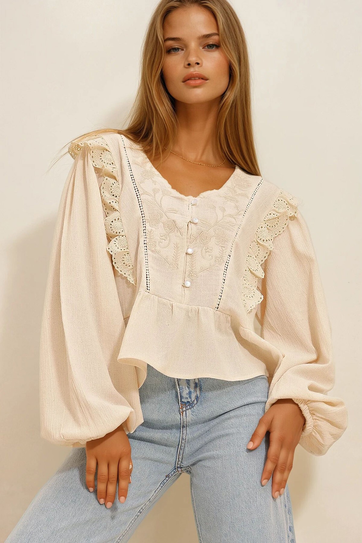 Bej Fisto Nakış İşlemeli Dokuma Bluz