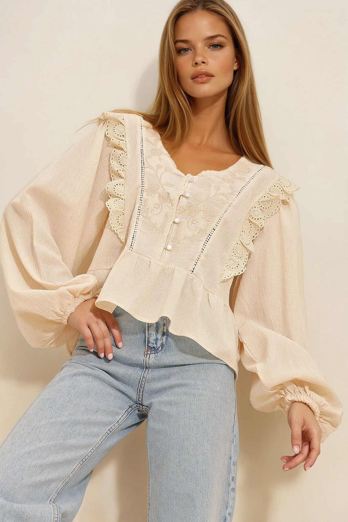 Bej Fisto Nakış İşlemeli Dokuma Bluz