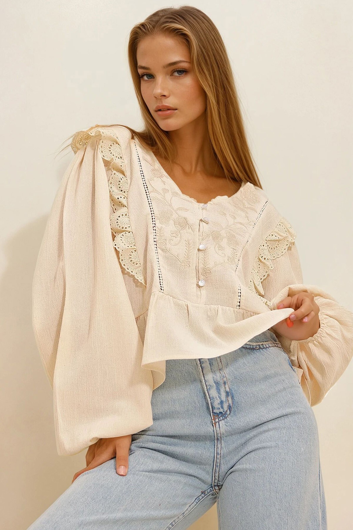 Bej Fisto Nakış İşlemeli Dokuma Bluz