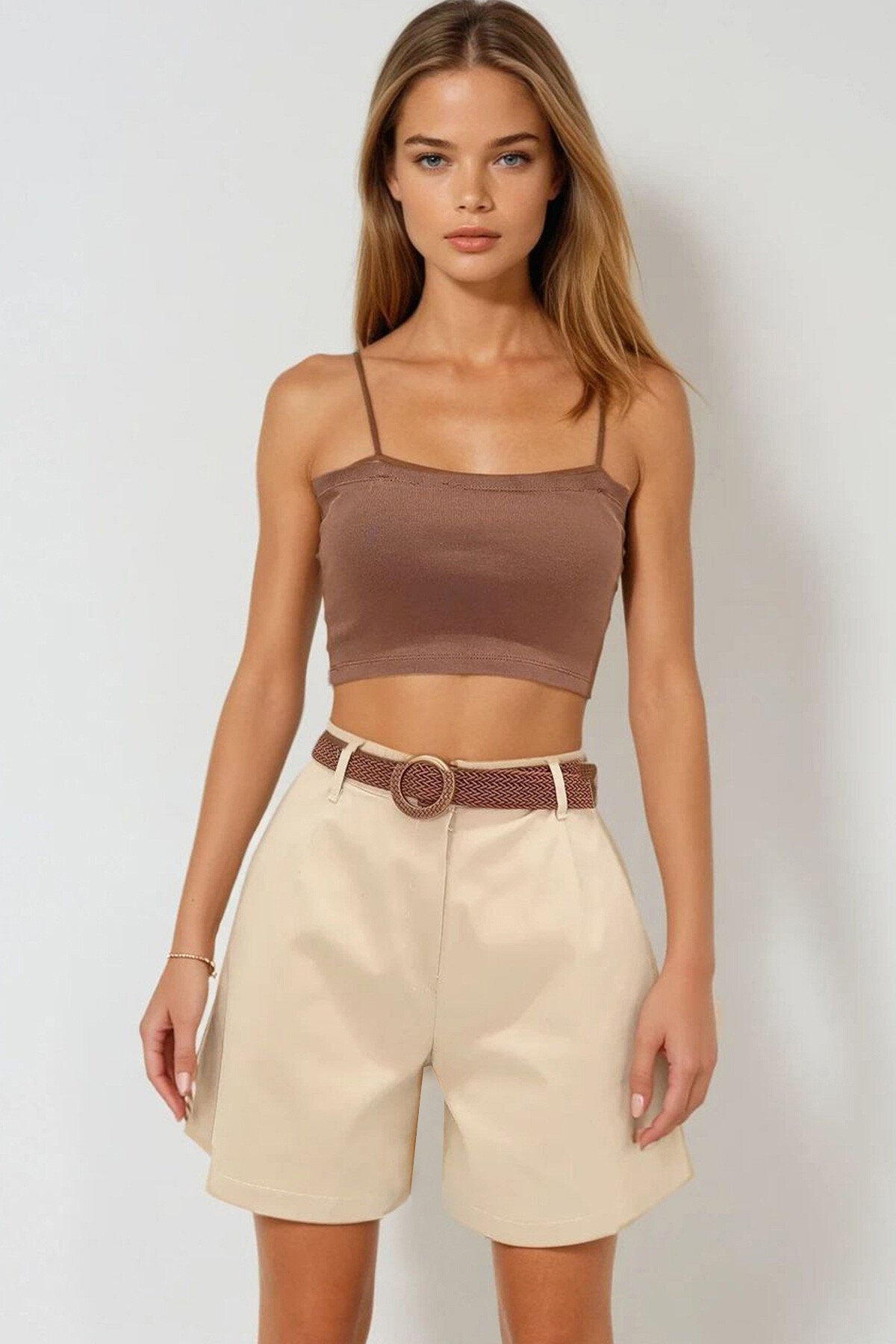 Bej Hasır Örgü Kemerli Gabardin Şort