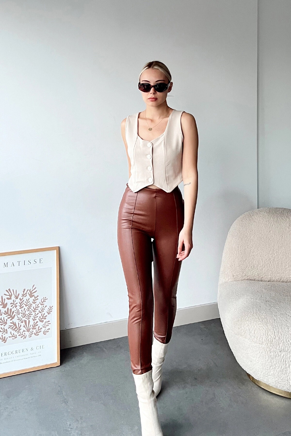 Bej Kalp Yaka Düğmeli Crop Yelek