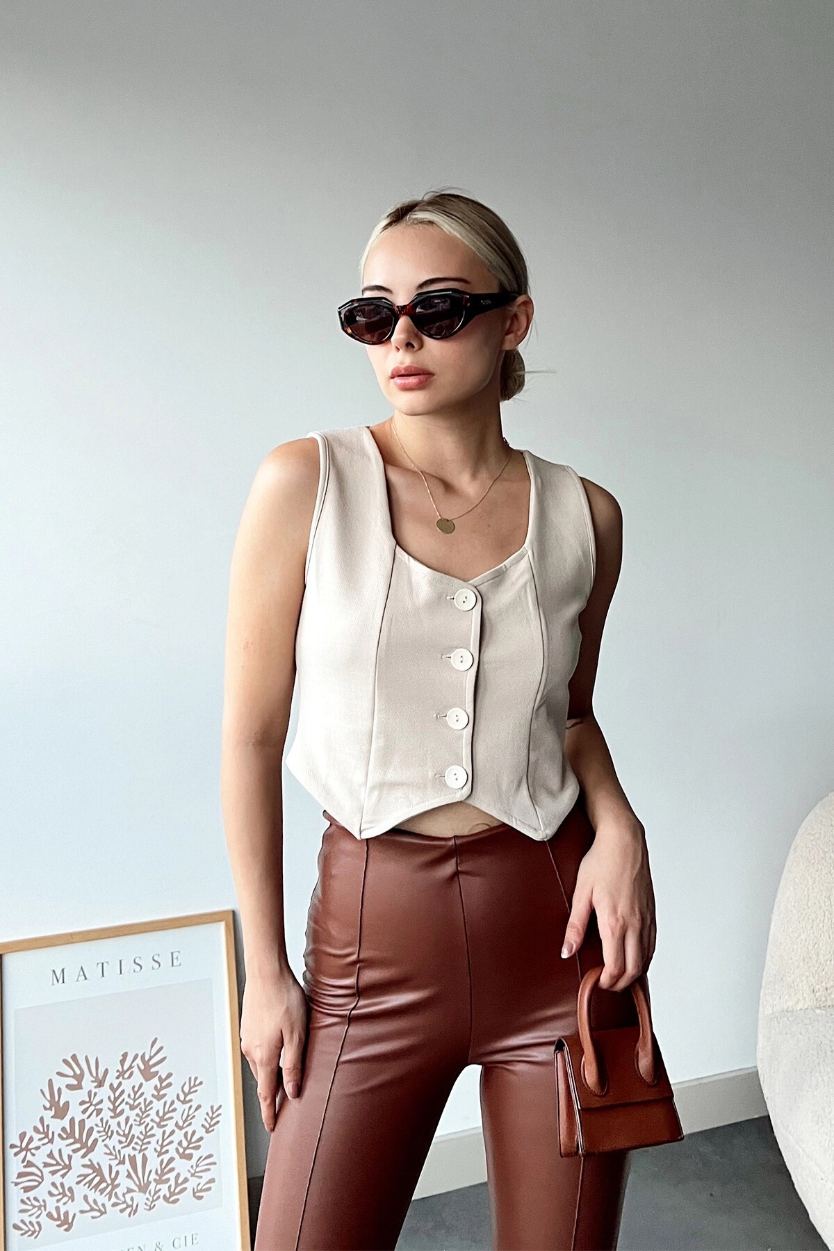 Bej Kalp Yaka Düğmeli Crop Yelek