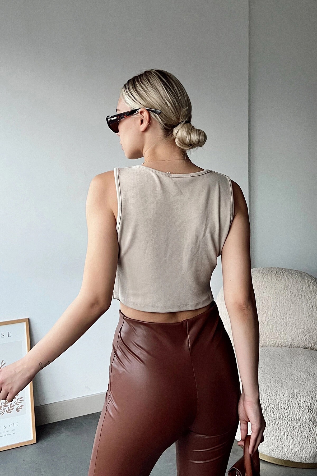 Bej Kalp Yaka Düğmeli Crop Yelek