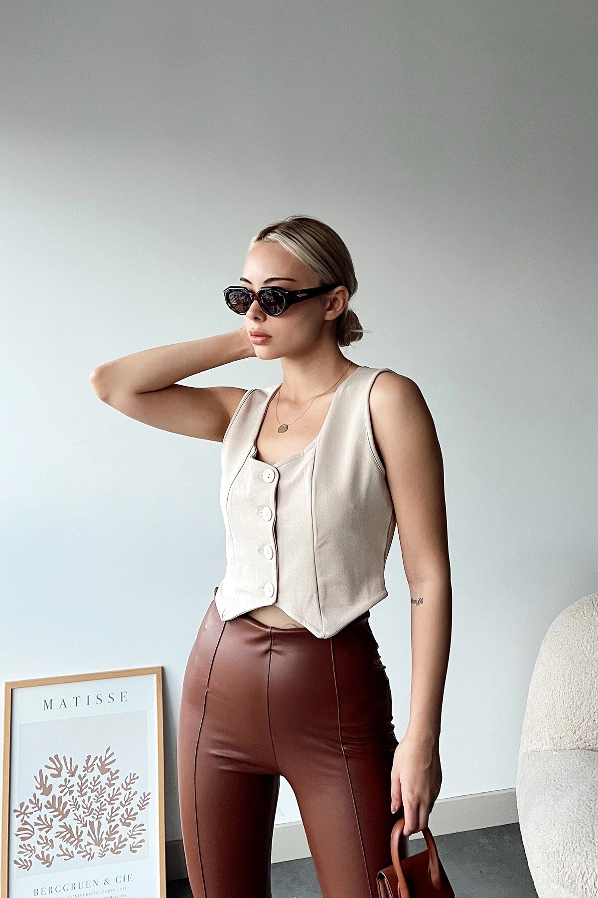 Bej Kalp Yaka Düğmeli Crop Yelek