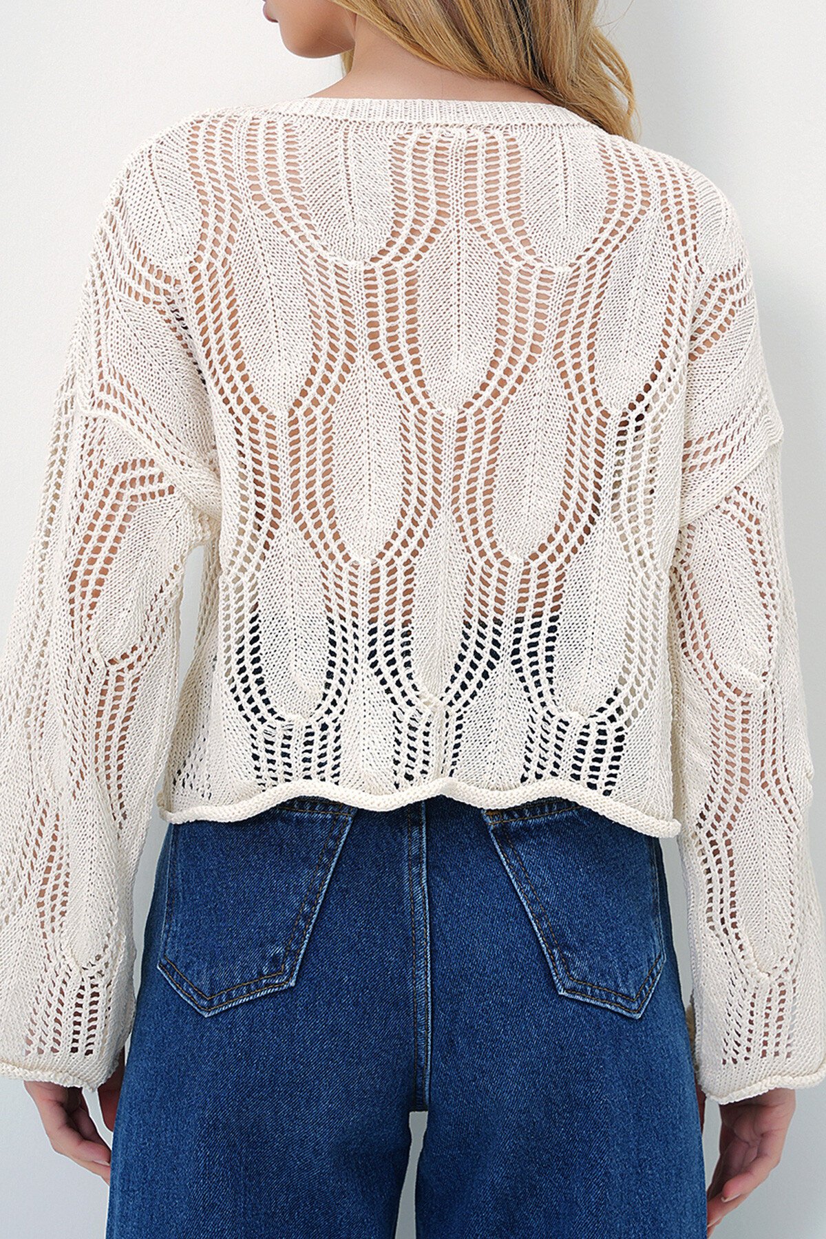 Bej Kayık Yaka Arkası Yırtmaçlı Ajurlu Yazlık Triko Bluz