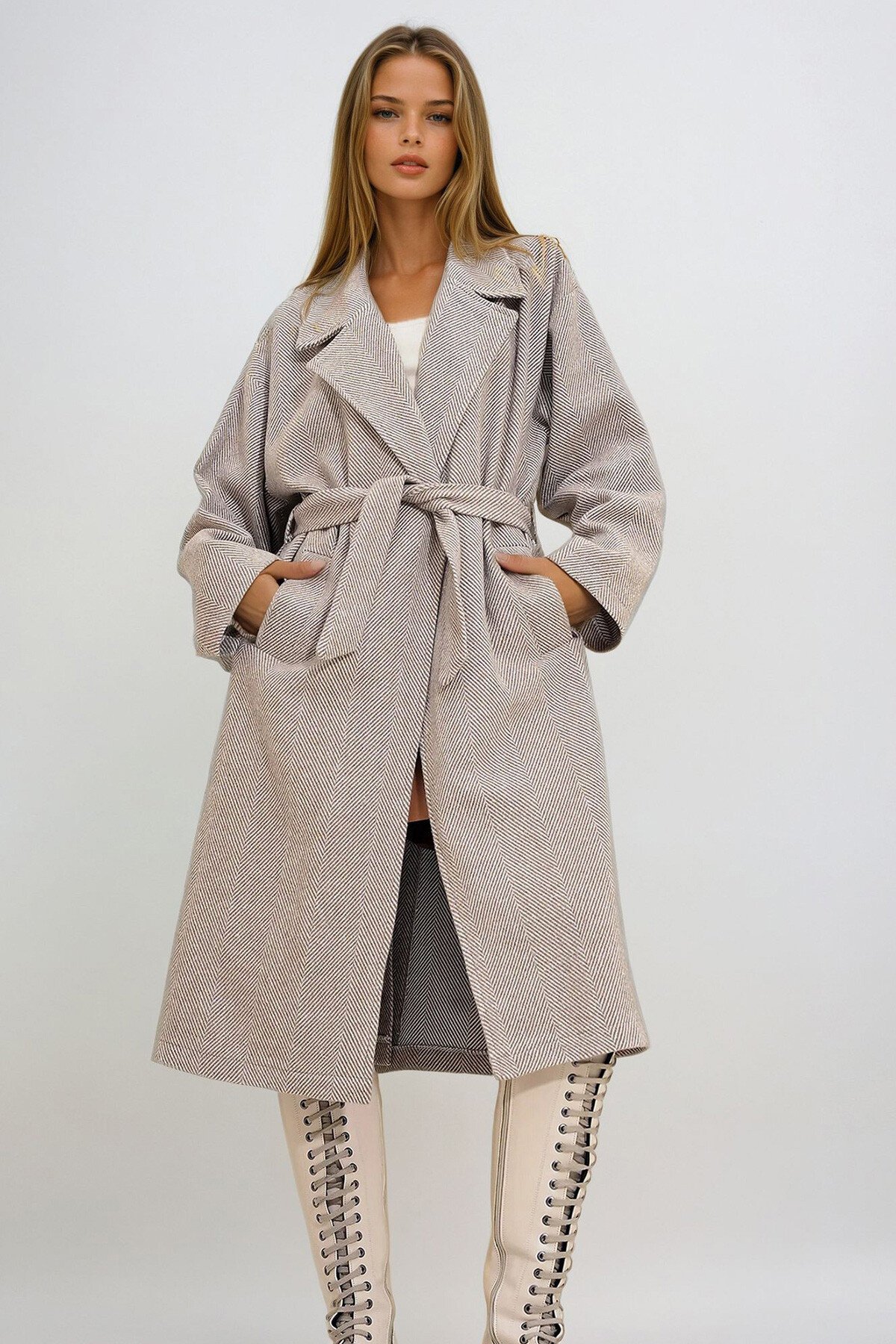 Bej Kruvaze Beli Kemerli Balık Sırtı Desenli Kaşe Palto