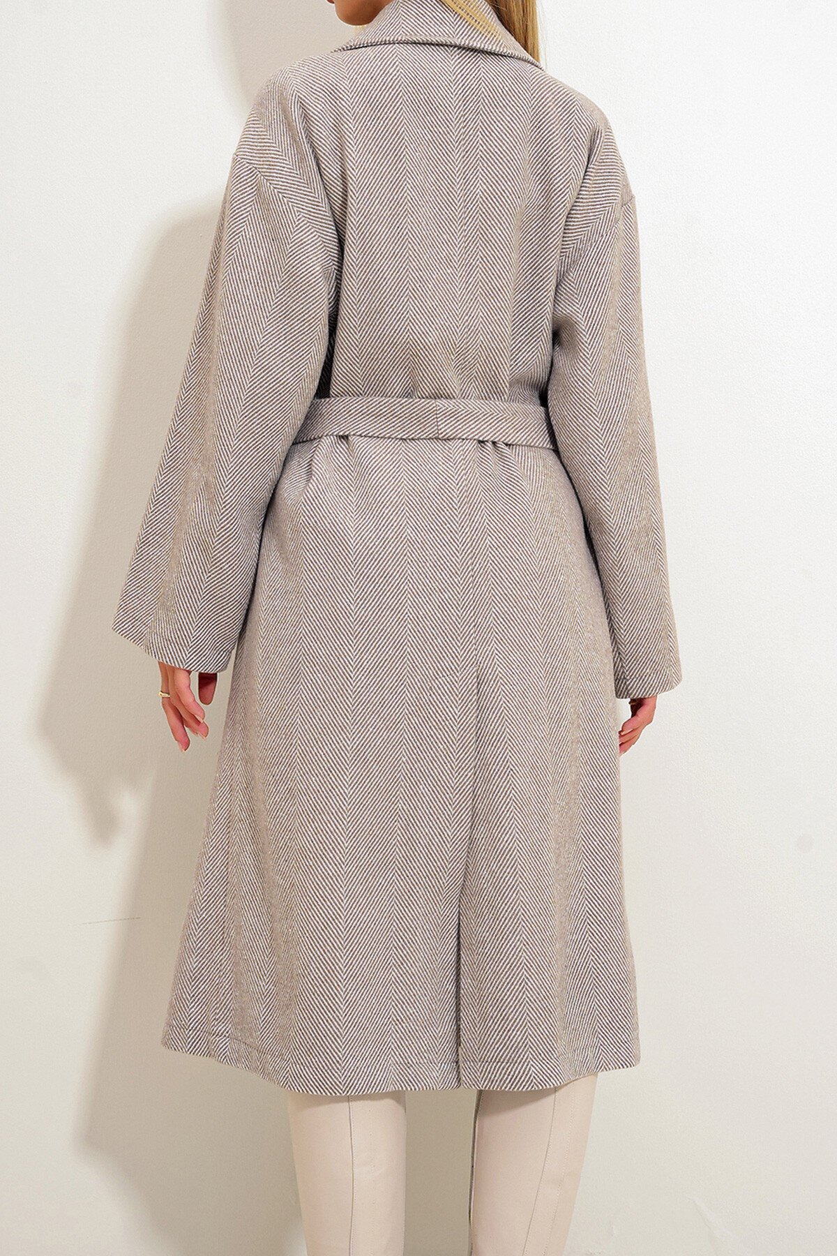 Bej Kruvaze Beli Kemerli Balık Sırtı Desenli Kaşe Palto