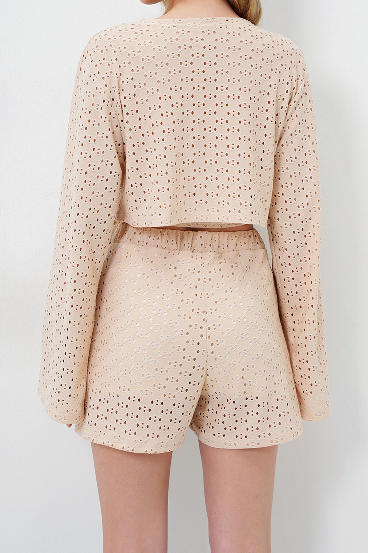 Bej Kruvaze Yaka Belden Bağlamalı Güpür Bluz Ve İçi Astarlı Şort Takım