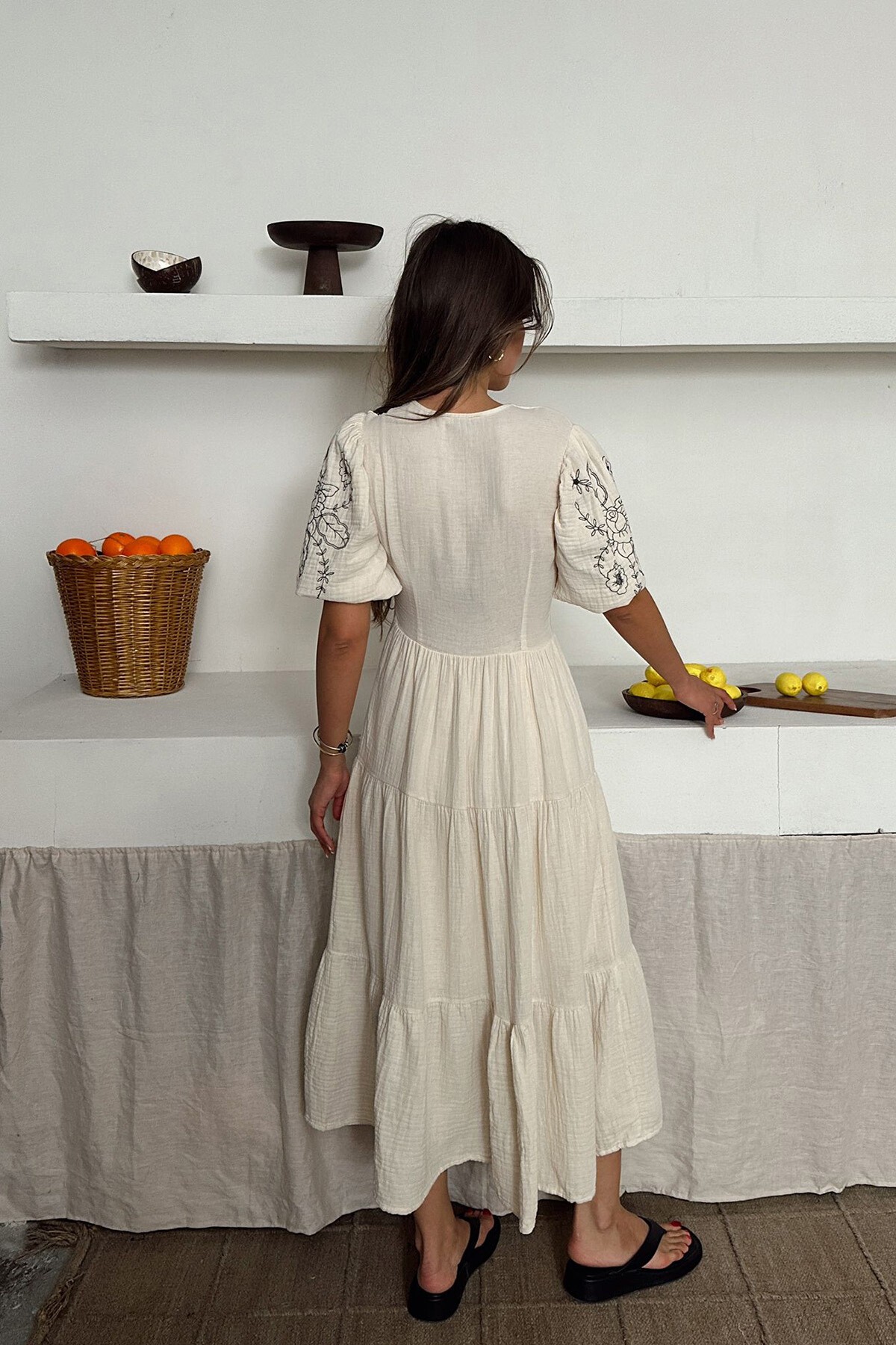 Bej Nakışlı Bağlama Detaylı Midi Boy Müslin Elbise