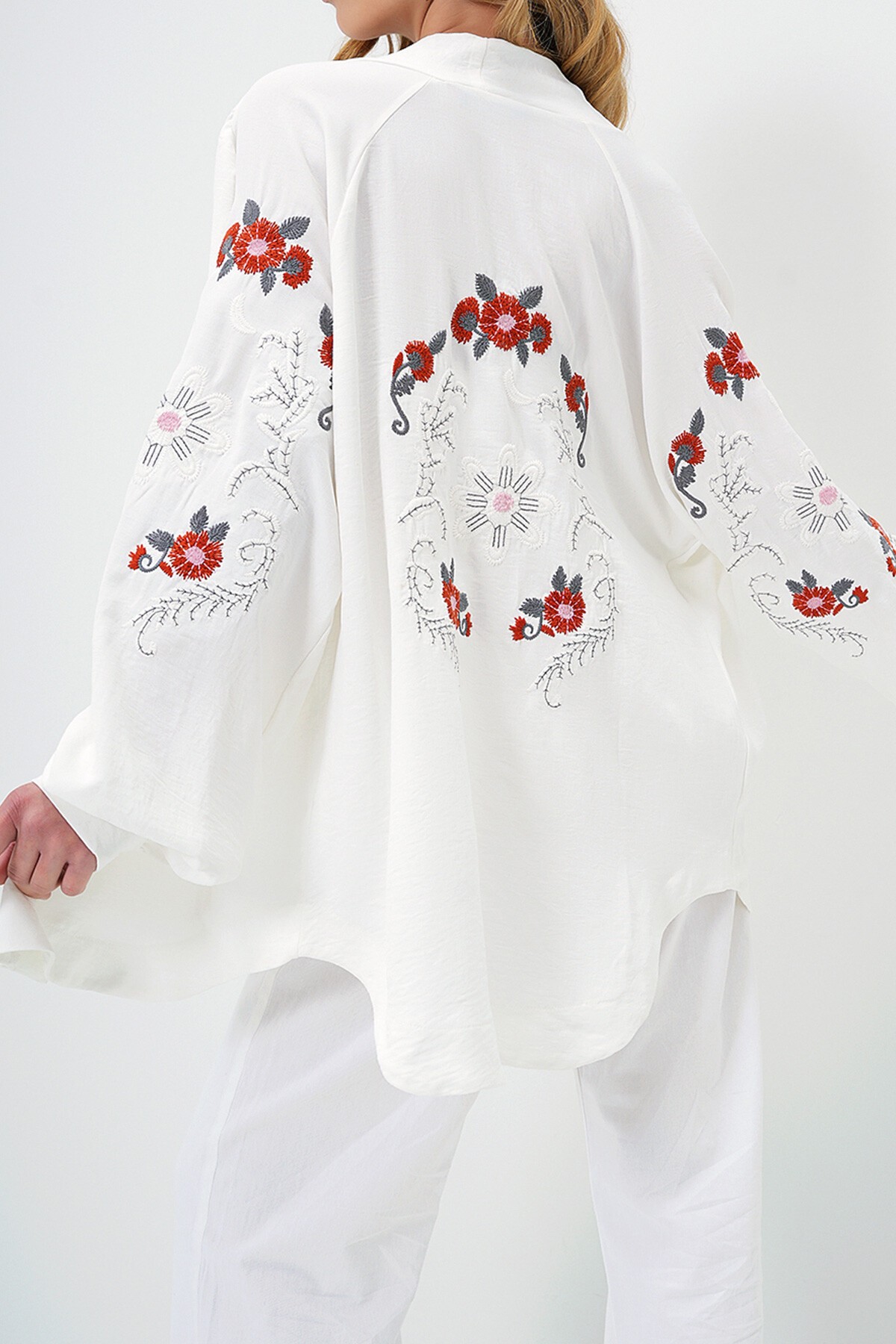 Bej Şal Yaka Kolları Ve Sırtı Nakış Detaylı Kimono Ceket