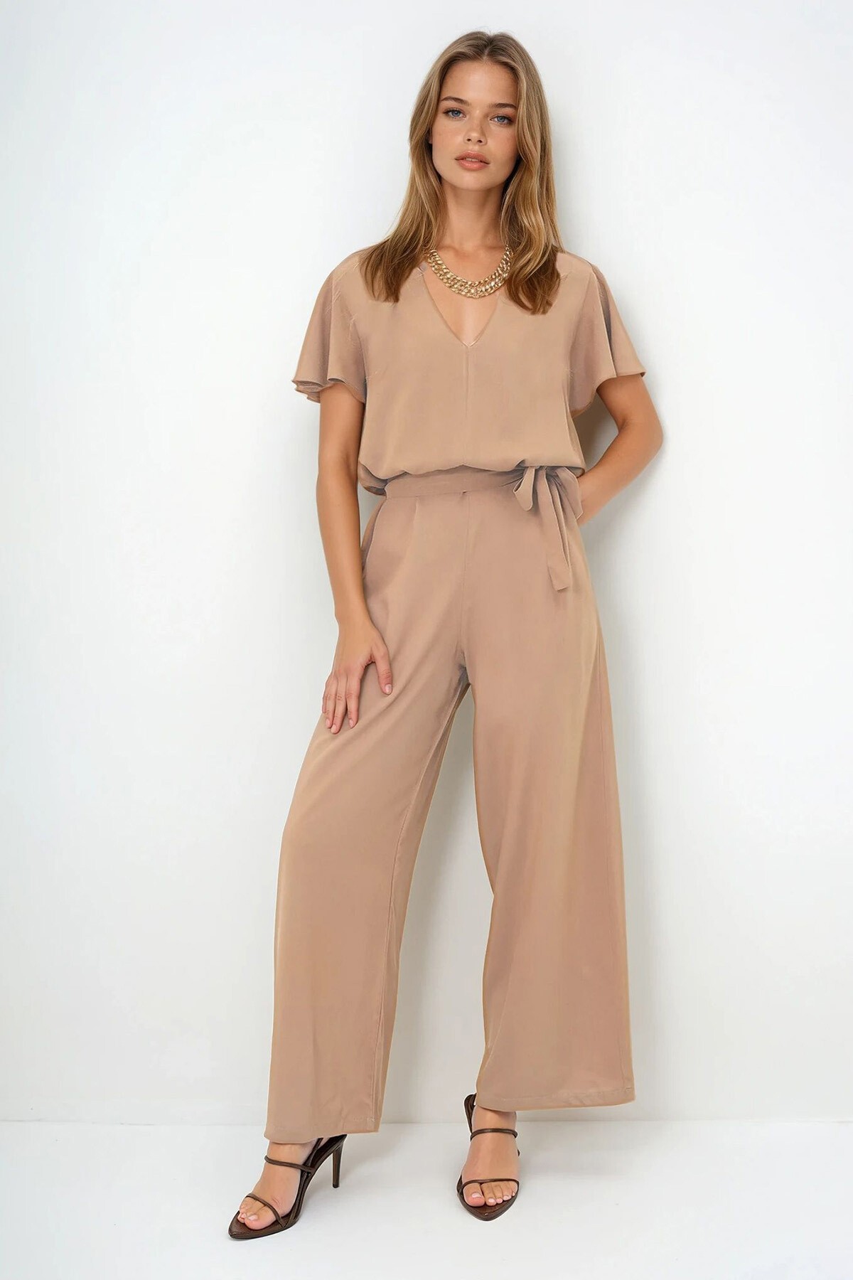 Bej V Yaka Kolları Volanlı Kendinden Kuşaklı Dokuma Yazlık Tulum