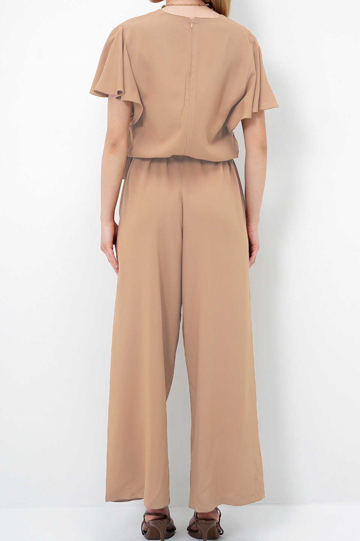 Bej V Yaka Kolları Volanlı Kendinden Kuşaklı Dokuma Yazlık Tulum