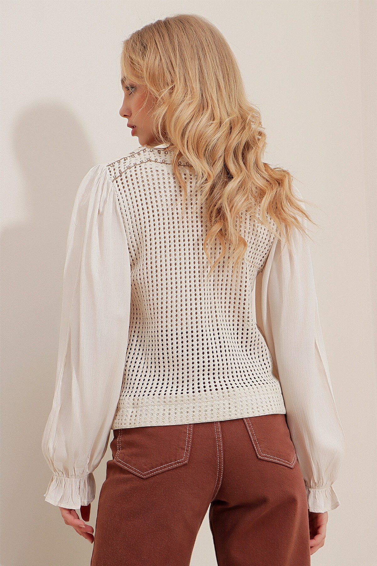 Bej V Yaka Önü Düğmeli Çiçek Nakışlı Kolları Dokuma Krinkıl Bluz