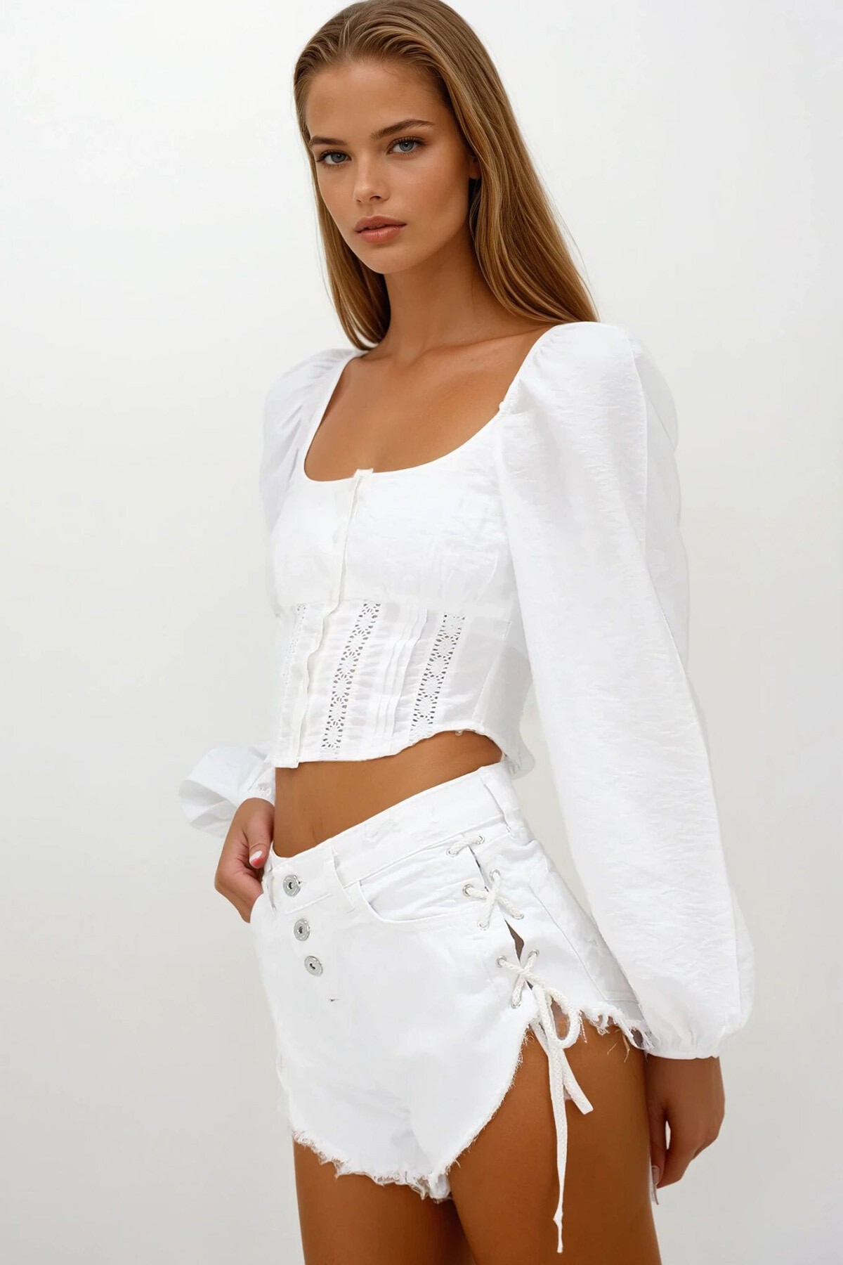 Beyaz 4 Cepli Bağcık Detaylı Püsküllü Kot Şort