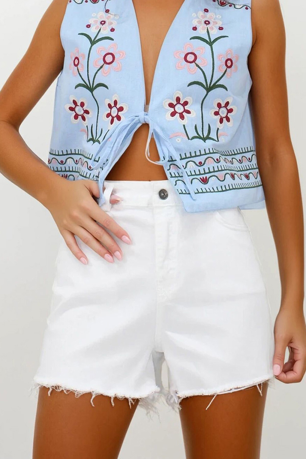 Beyaz 5 Cepli Püskül Detaylı Denim Şort