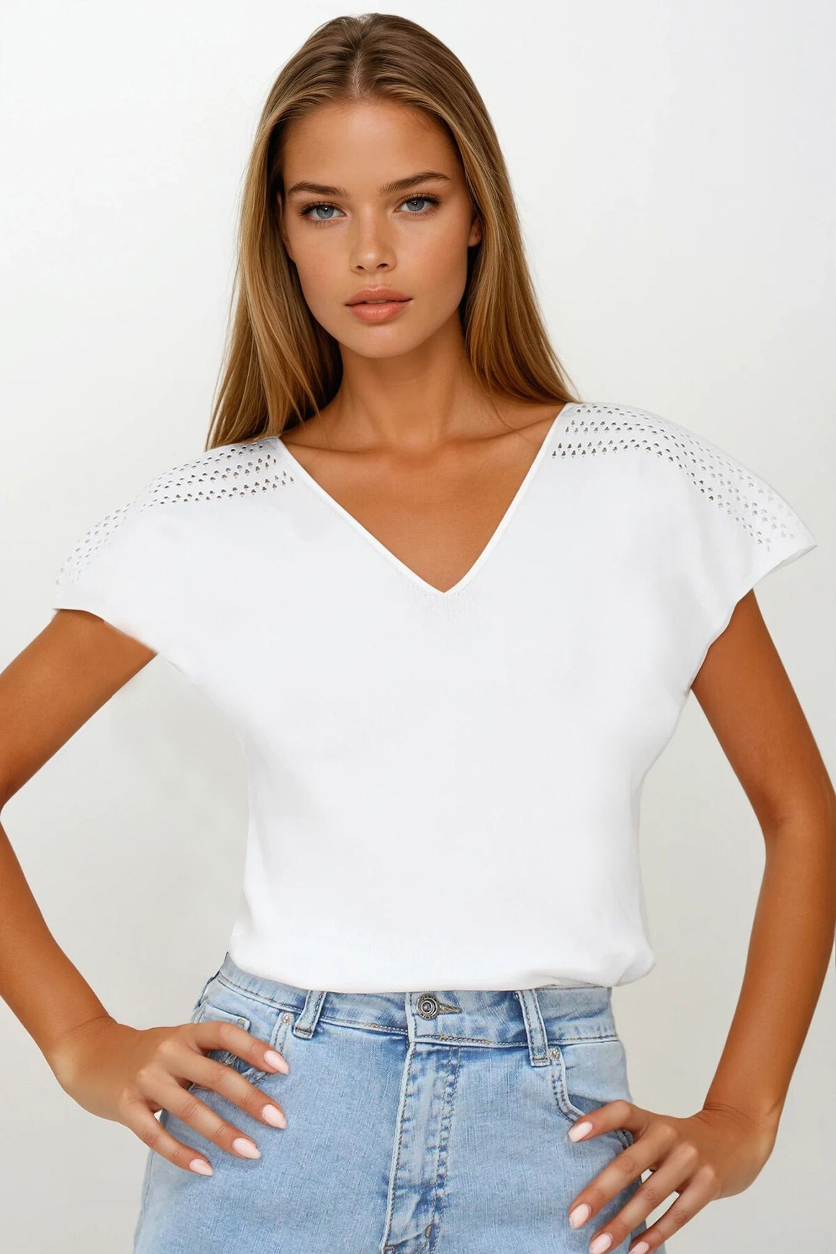 Beyaz Ajurlu Kolları Yırtmaç Detaylı Triko Bluz