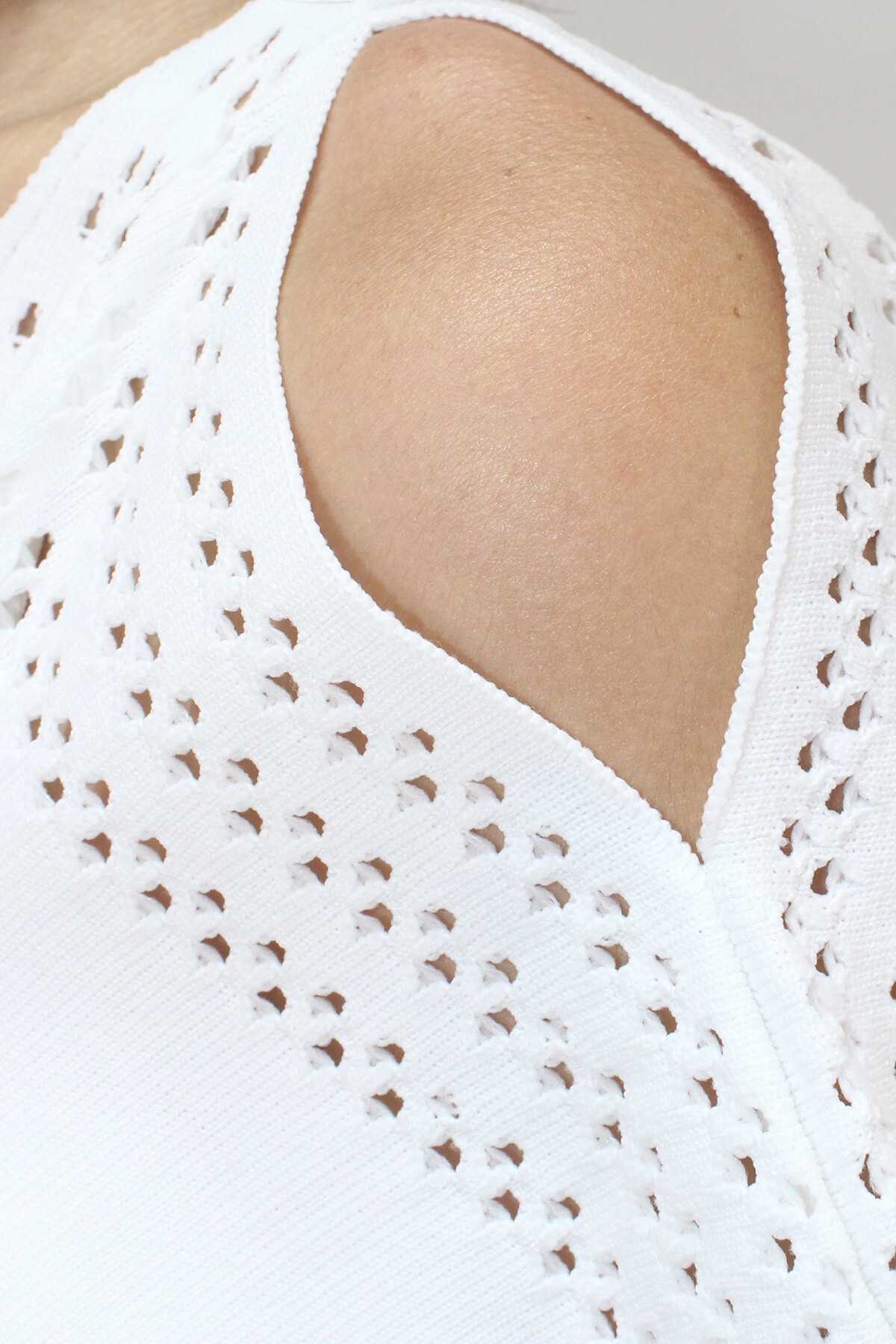 Beyaz Ajurlu Kolları Yırtmaç Detaylı Triko Bluz