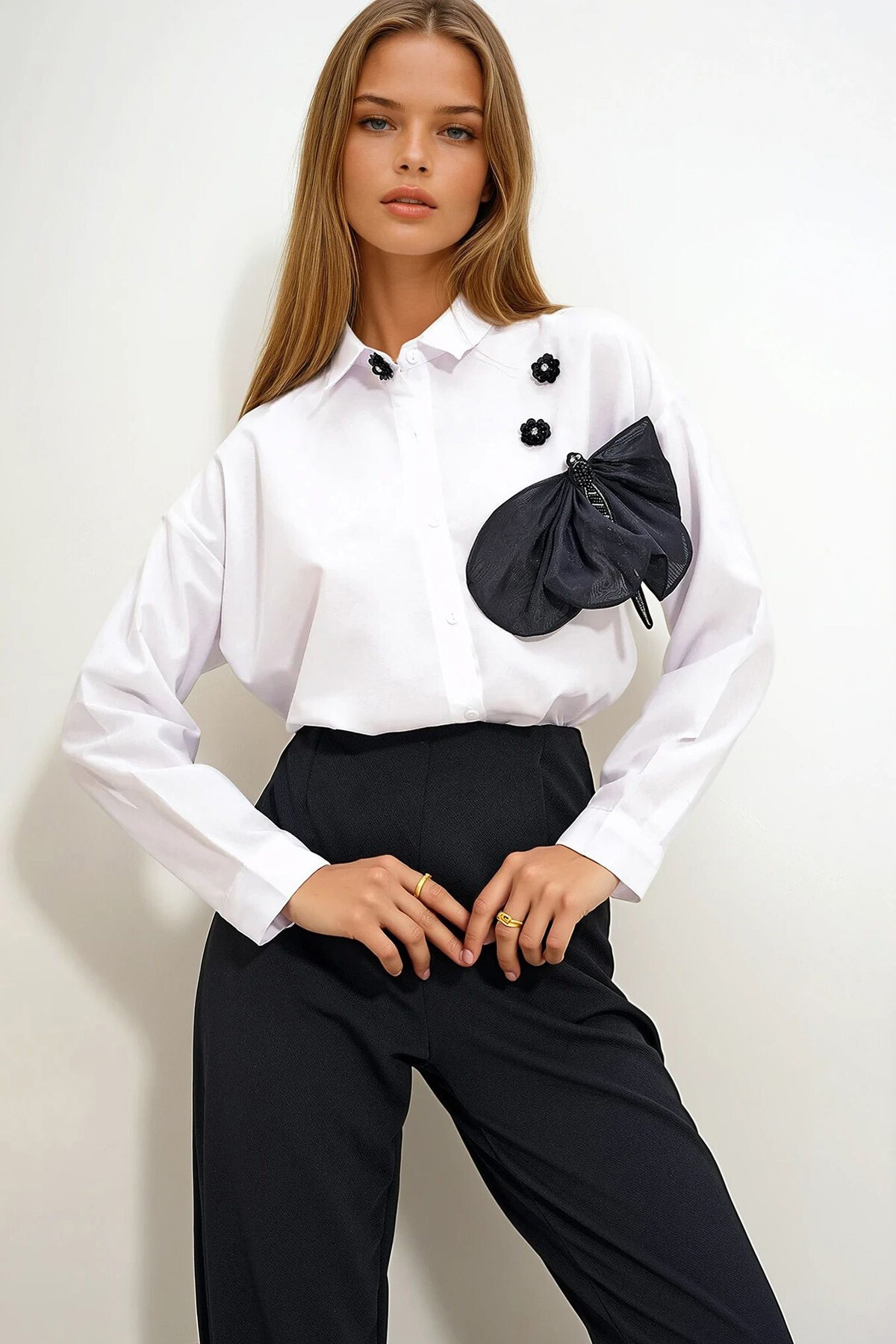 Beyaz Akseuarlı Oversize Dokuma Gömlek