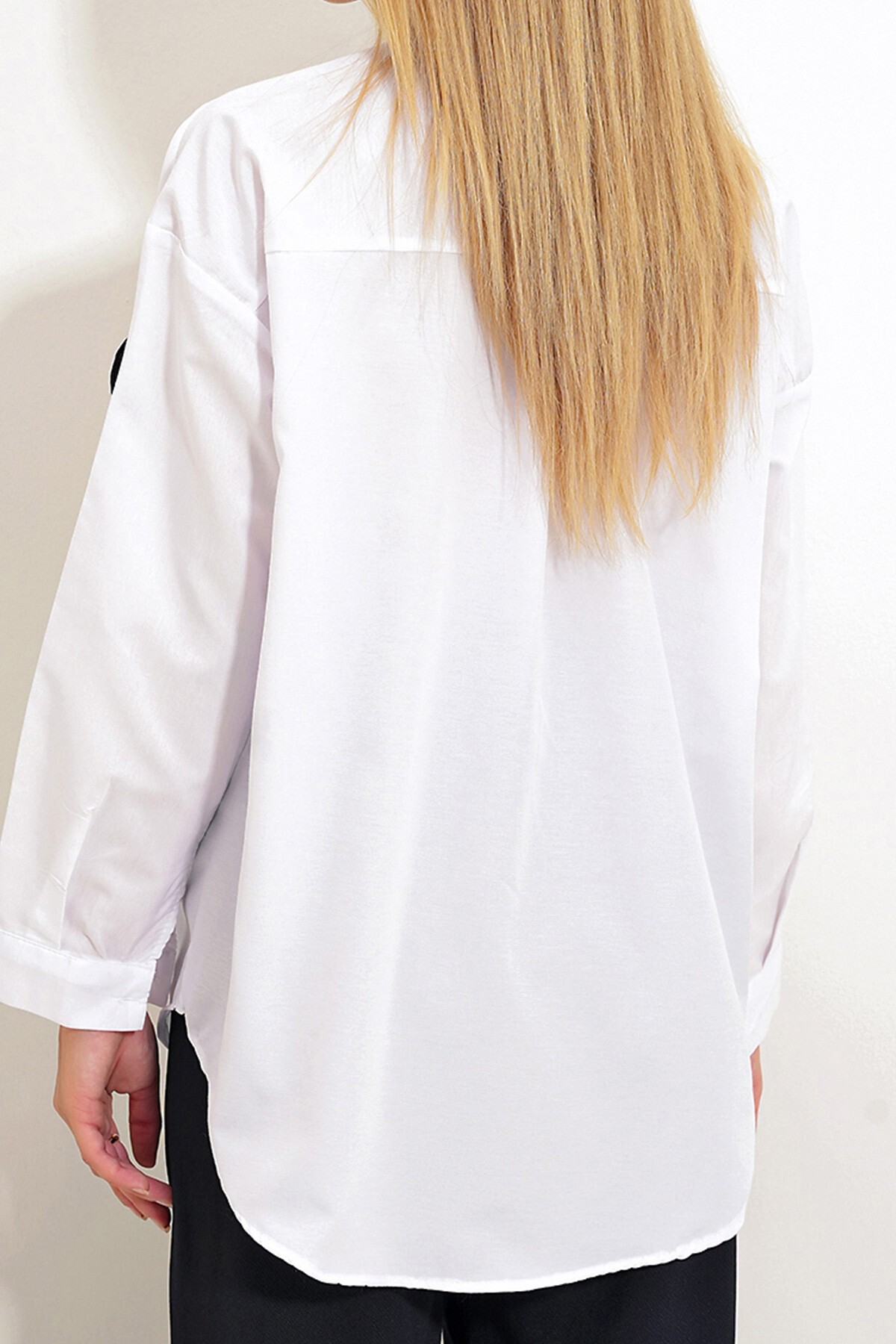 Beyaz Akseuarlı Oversize Dokuma Gömlek