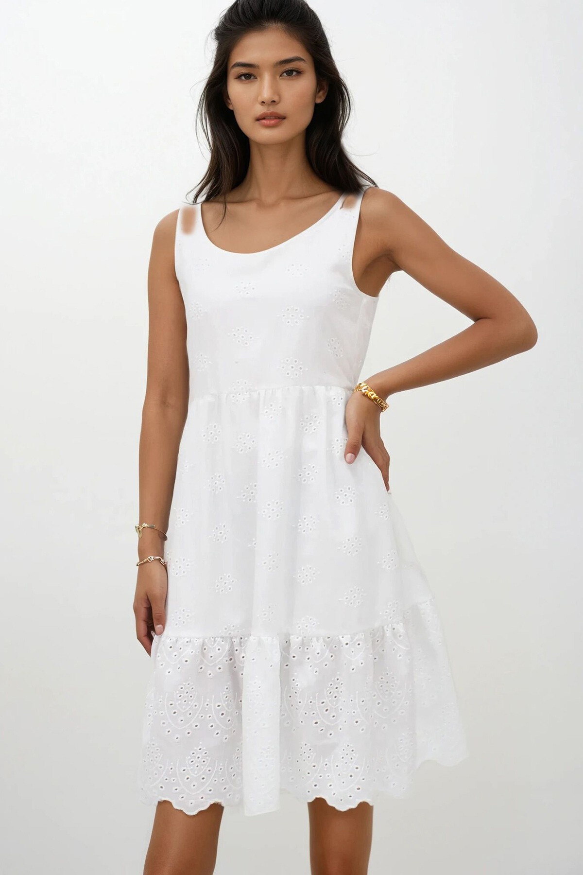 Beyaz Askılı İçi Astarlı Eteği Volanlı Fisto İşlemeli Elbise