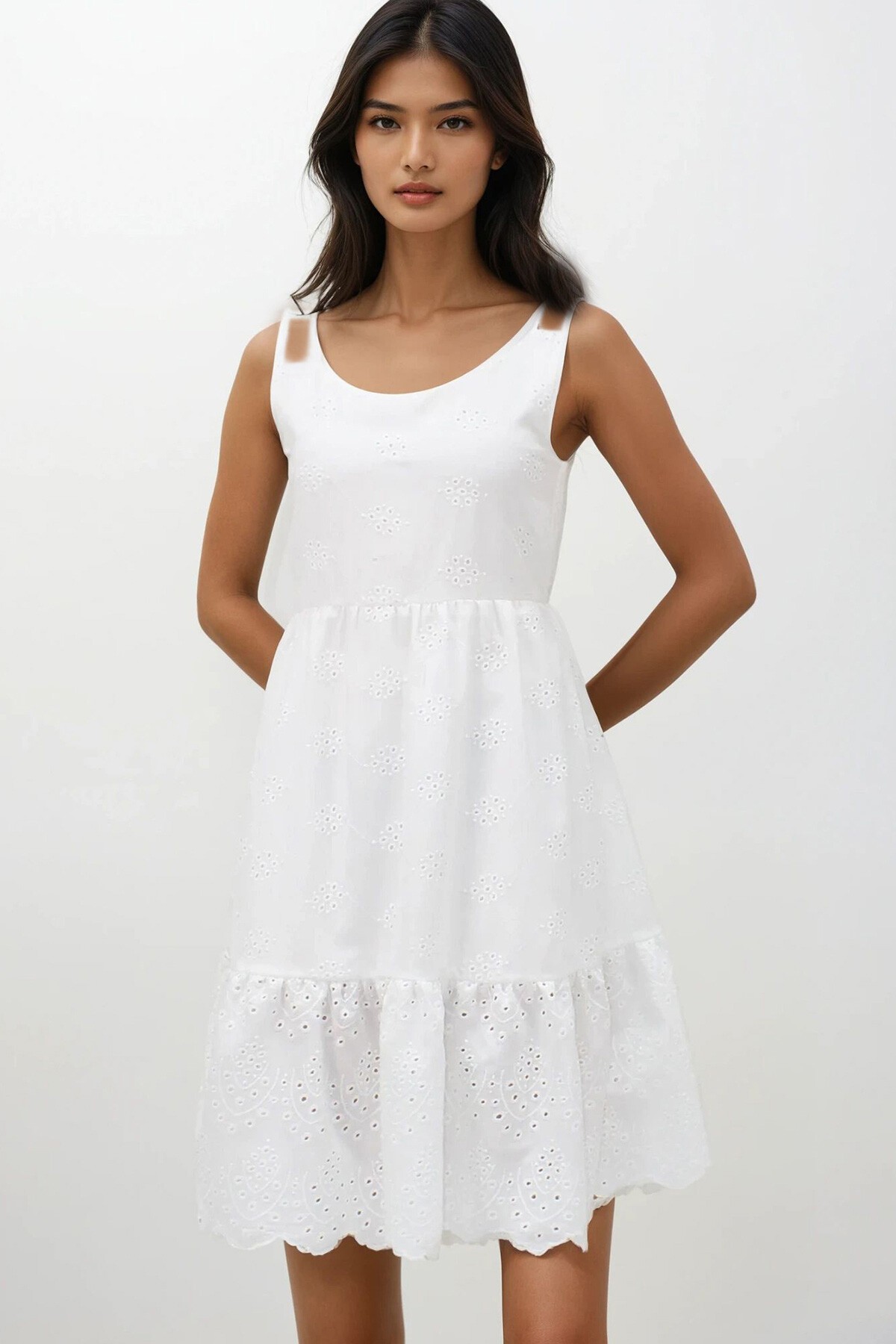 Beyaz Askılı İçi Astarlı Eteği Volanlı Fisto İşlemeli Elbise