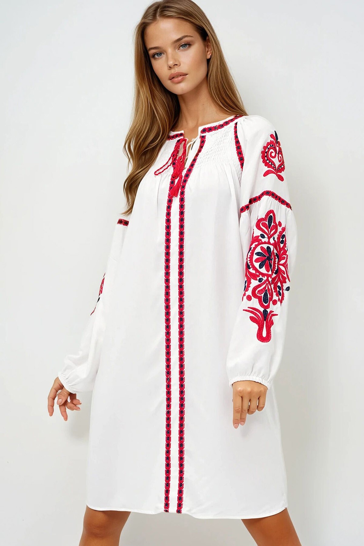 Beyaz Balon Kol Nakışlı Yazlık Midi Boy Elbise