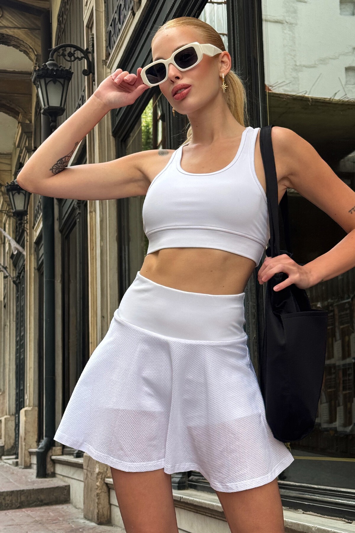 Beyaz Beli Lastikli Şort Etek Crop Atlet Çanta Ve Kare Güneş Gözlüğü Takım Stay Fit V00024