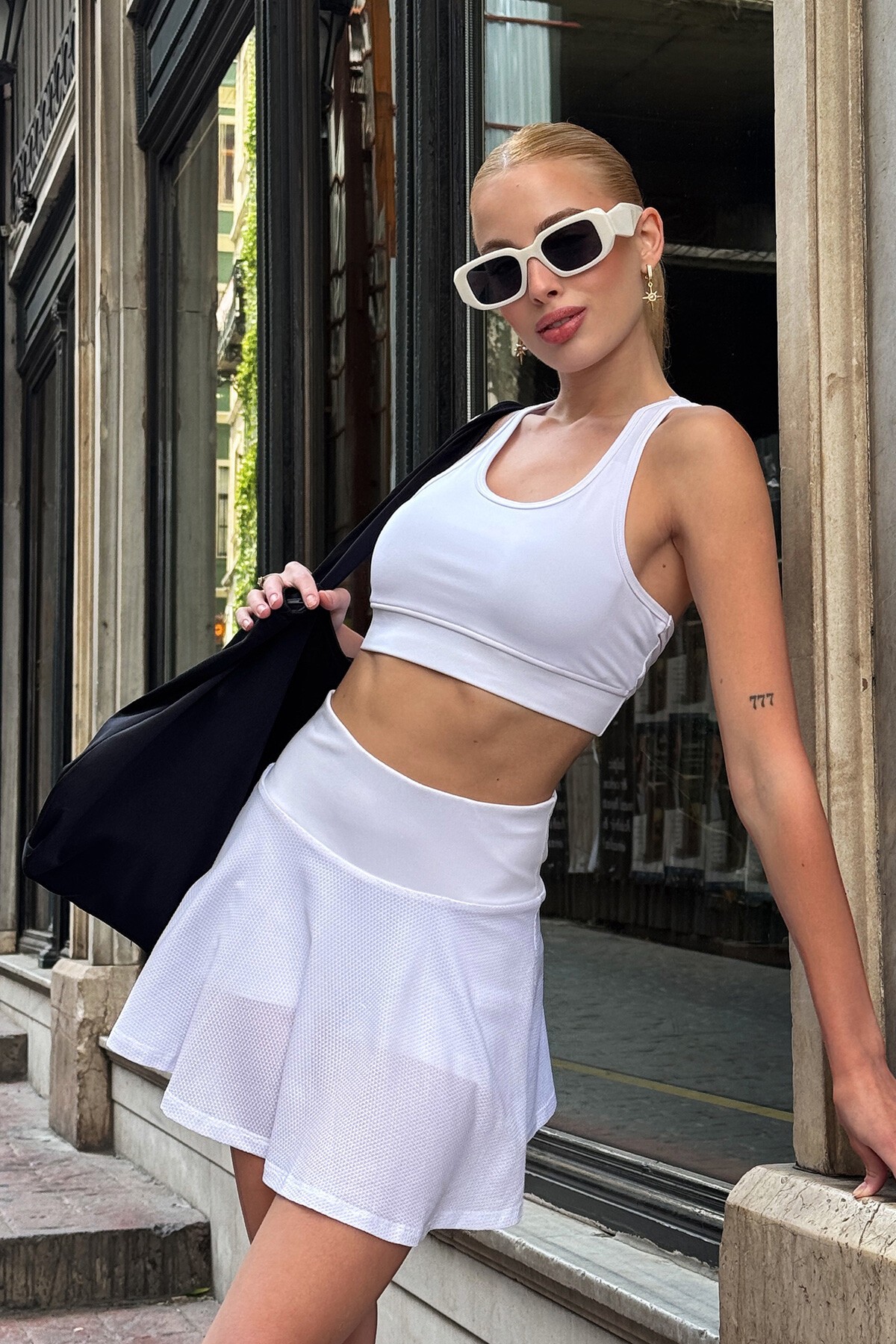 Beyaz Beli Lastikli Şort Etek Crop Atlet Çanta Ve Kare Güneş Gözlüğü Takım Stay Fit V00024