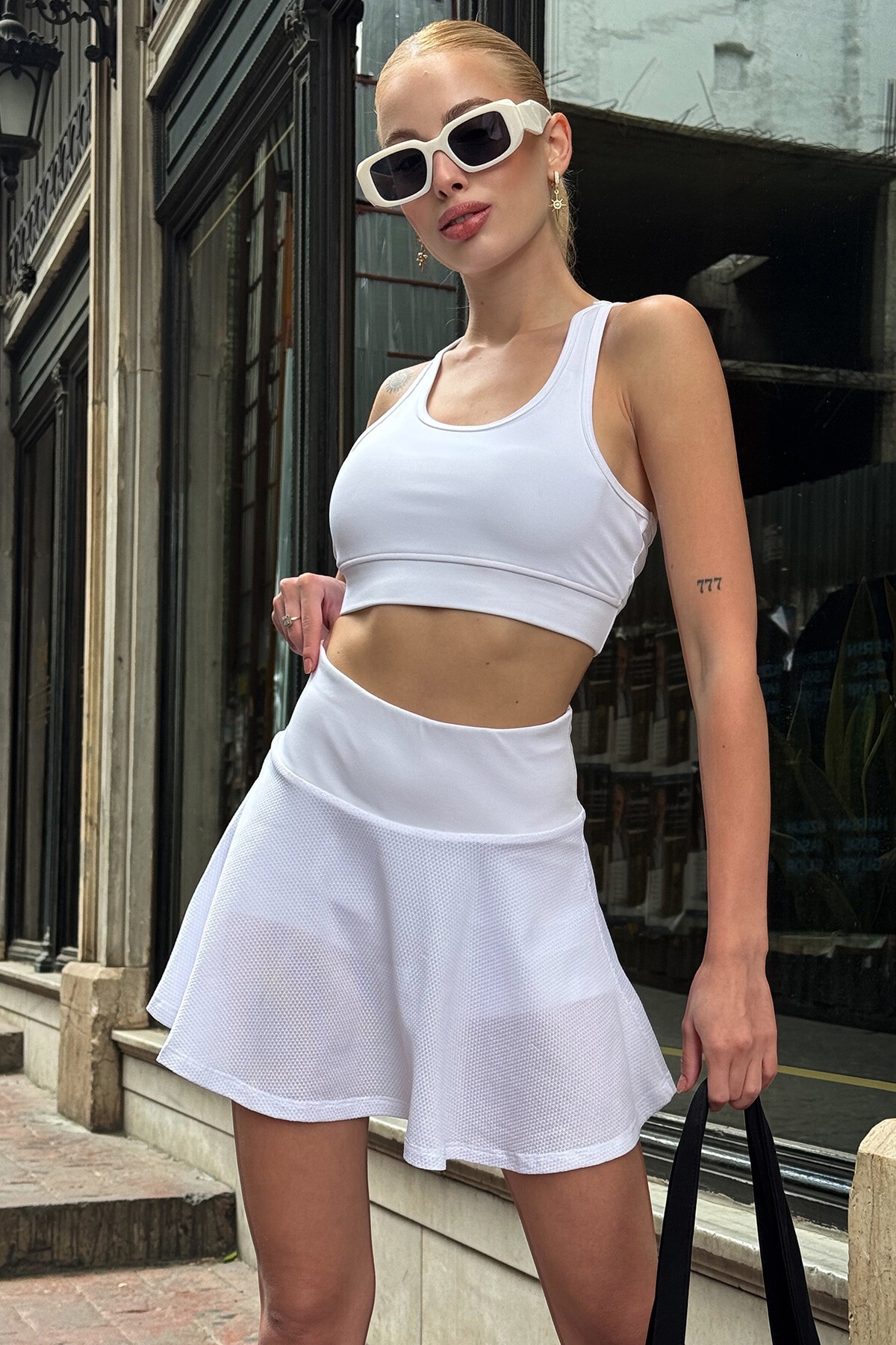 Beyaz Beli Lastikli Şort Etek Crop Atlet Çanta Ve Kare Güneş Gözlüğü Takım Stay Fit V00024