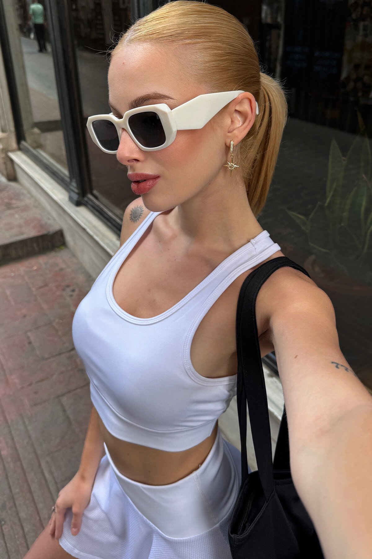 Beyaz Beli Lastikli Şort Etek Crop Atlet Çanta Ve Kare Güneş Gözlüğü Takım Stay Fit V00024