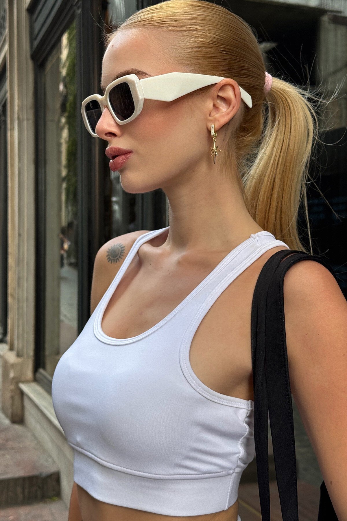 Beyaz Beli Lastikli Şort Etek Crop Atlet Çanta Ve Kare Güneş Gözlüğü Takım Stay Fit V00024