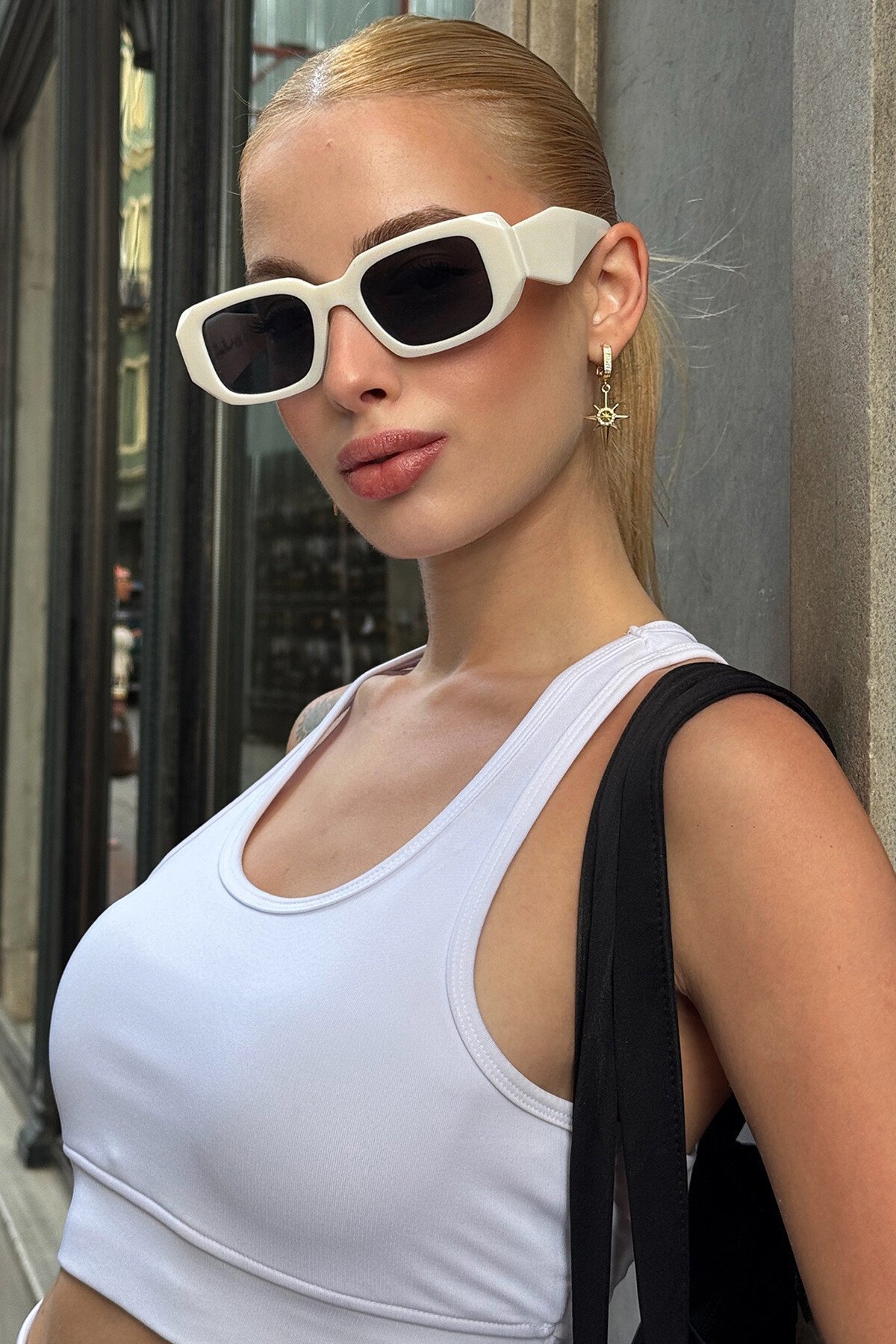 Beyaz Beli Lastikli Şort Etek Crop Atlet Çanta Ve Kare Güneş Gözlüğü Takım Stay Fit V00024