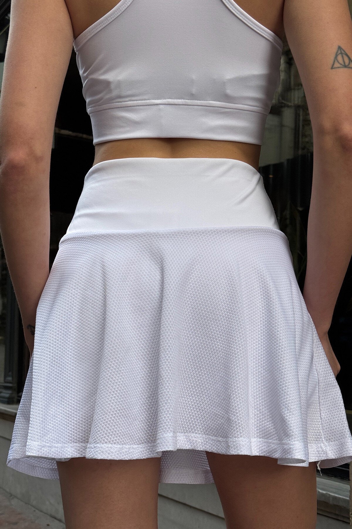 Beyaz Beli Lastikli Şort Etek Crop Atlet Çanta Ve Kare Güneş Gözlüğü Takım Stay Fit V00024