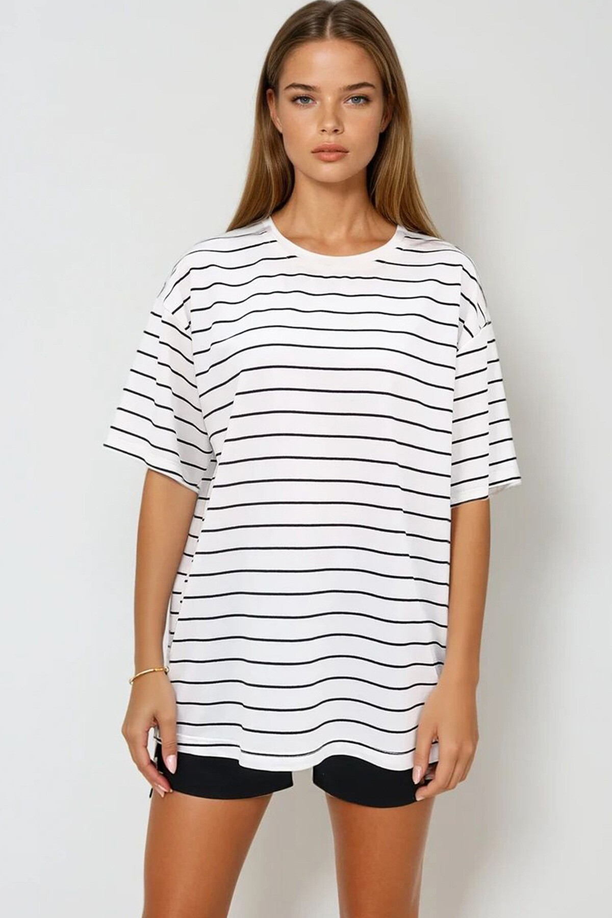 Beyaz Bisiklet Yaka Çizgili Oversize T Shirt