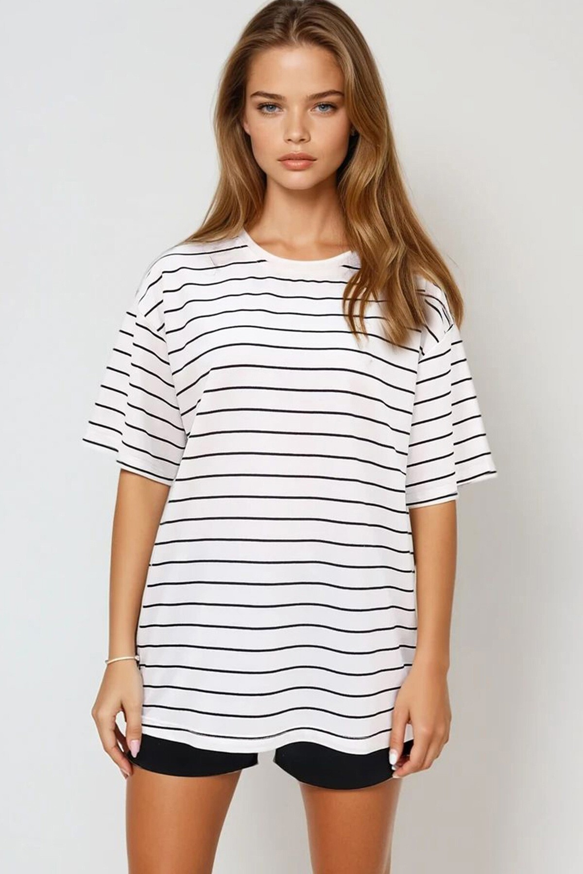 Beyaz Bisiklet Yaka Çizgili Oversize T Shirt