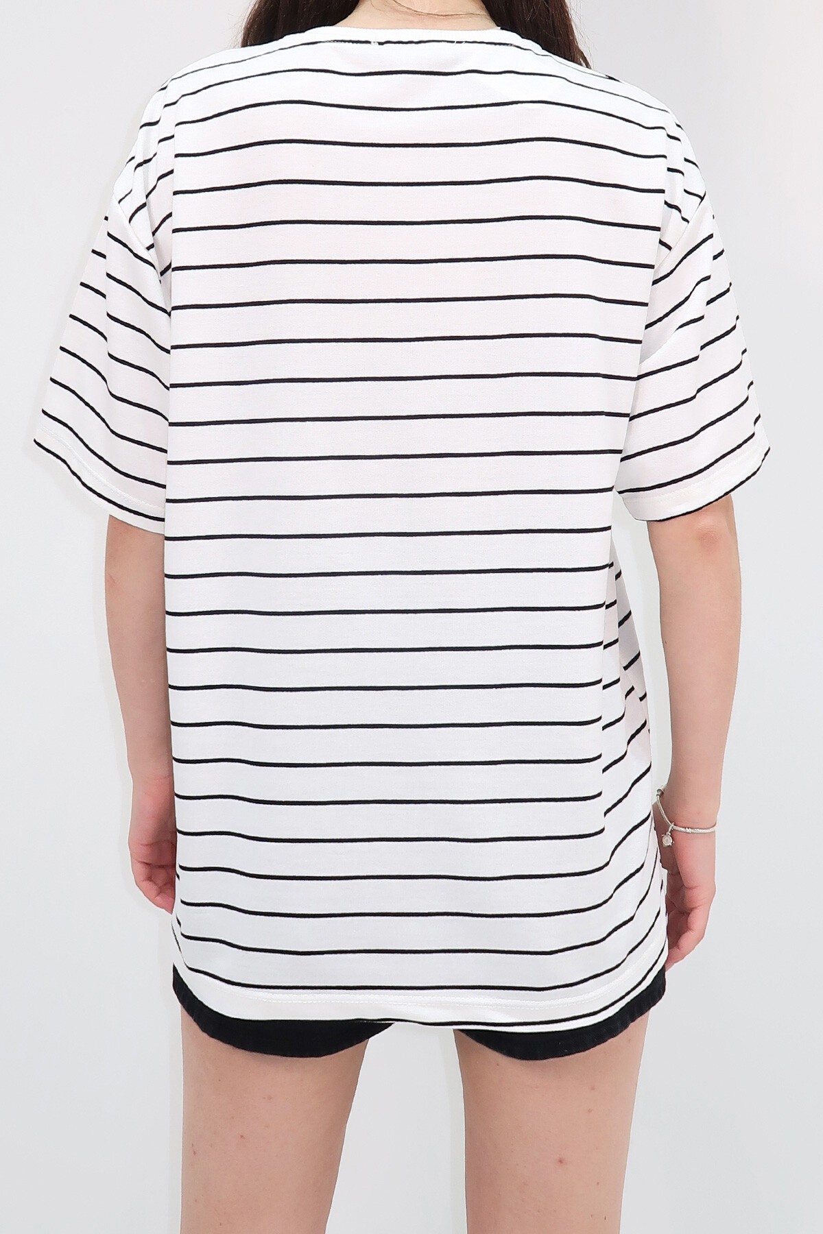 Beyaz Bisiklet Yaka Çizgili Oversize T Shirt