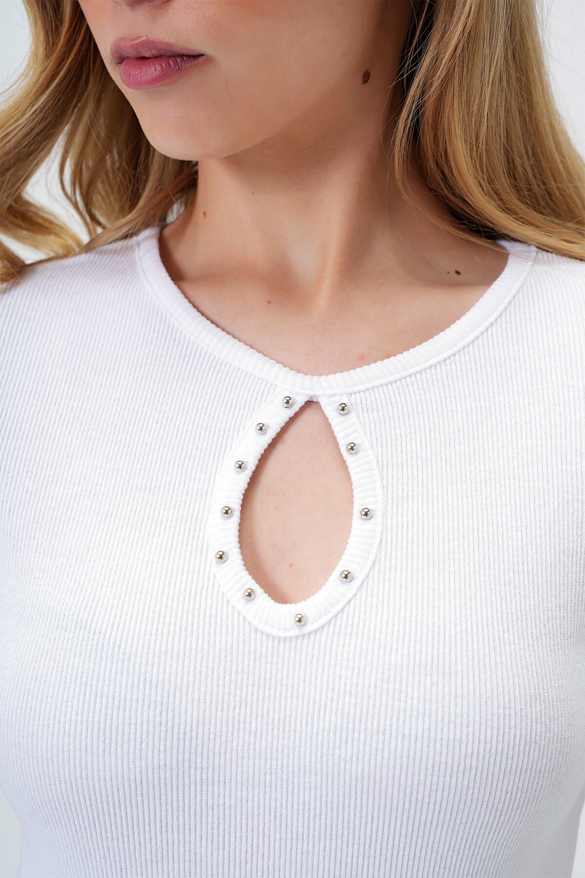 Beyaz Bisiklet Yaka Damla Dekolteli İnci Çakımlı Kaşkorse Bluz