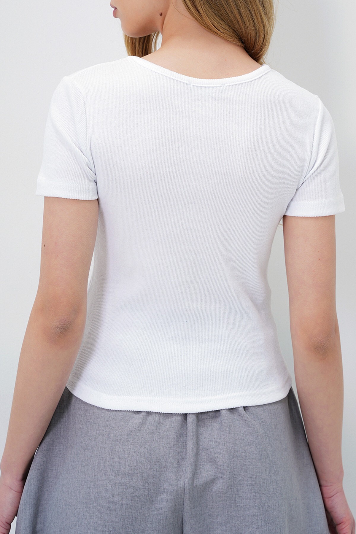 Beyaz Bisiklet Yaka Damla Dekolteli İnci Çakımlı Kaşkorse Bluz