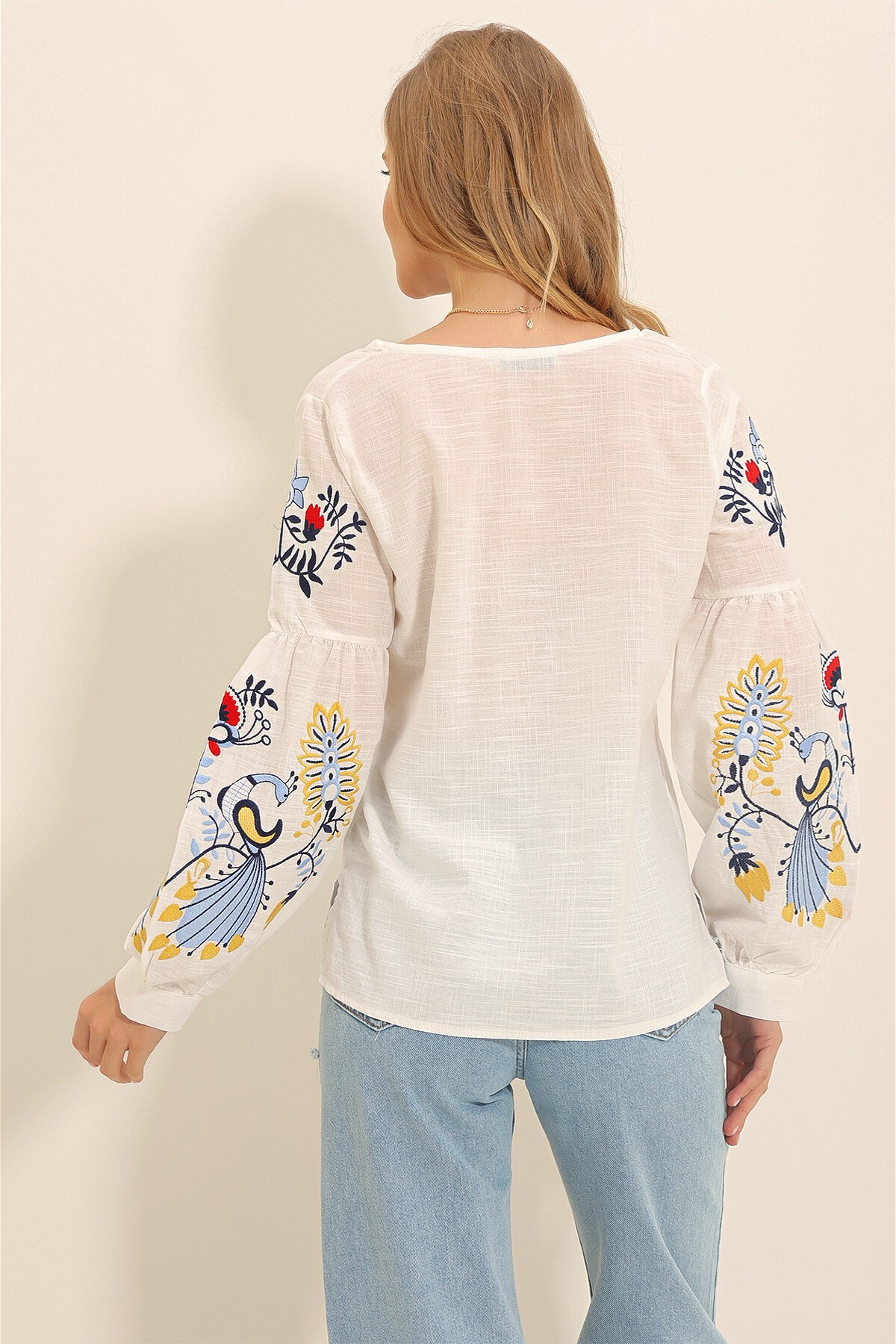 Beyaz Bisiklet Yaka Düğmeli Nakışlı Balon Kol Bluz