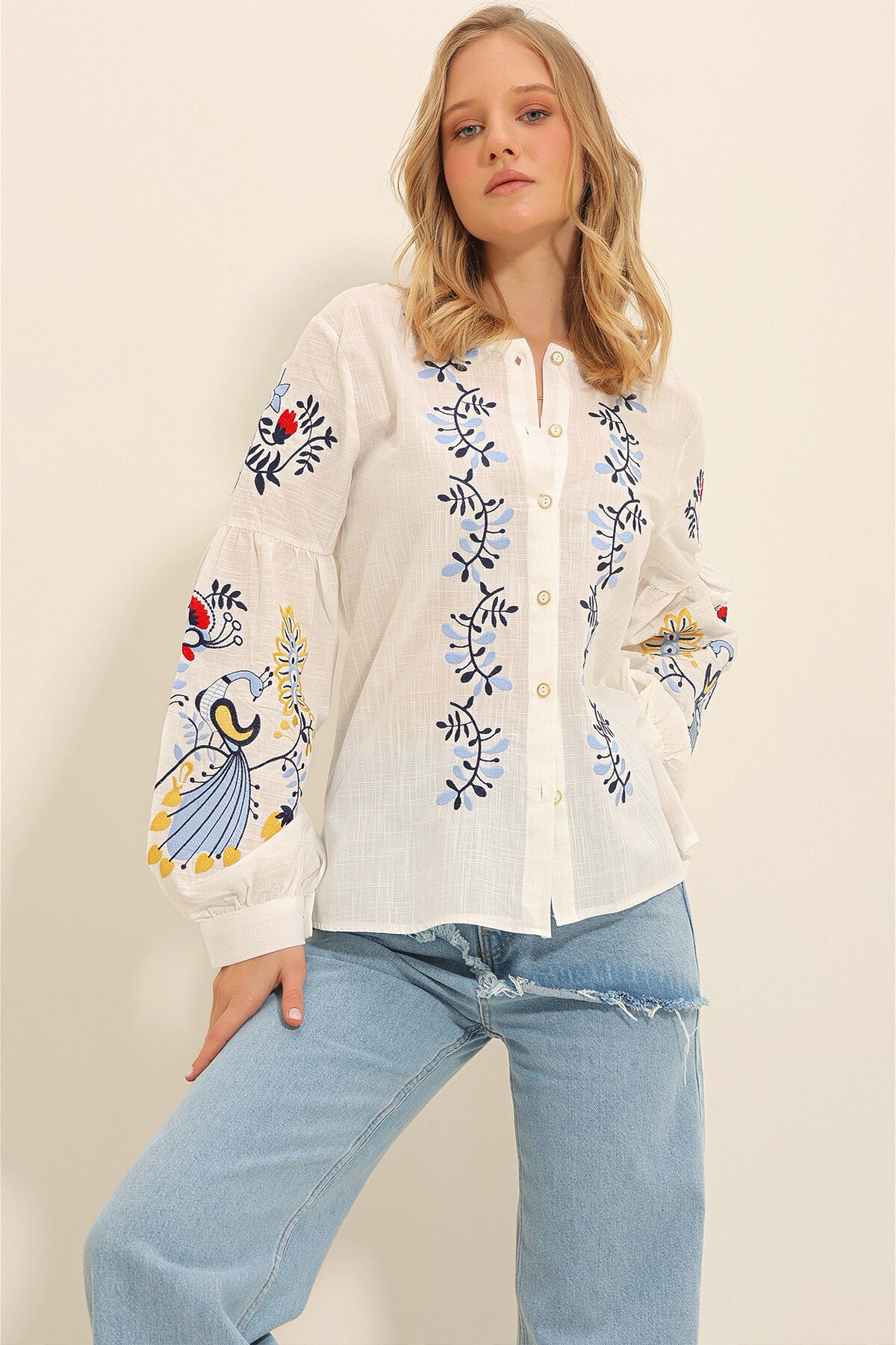 Beyaz Bisiklet Yaka Düğmeli Nakışlı Balon Kol Bluz