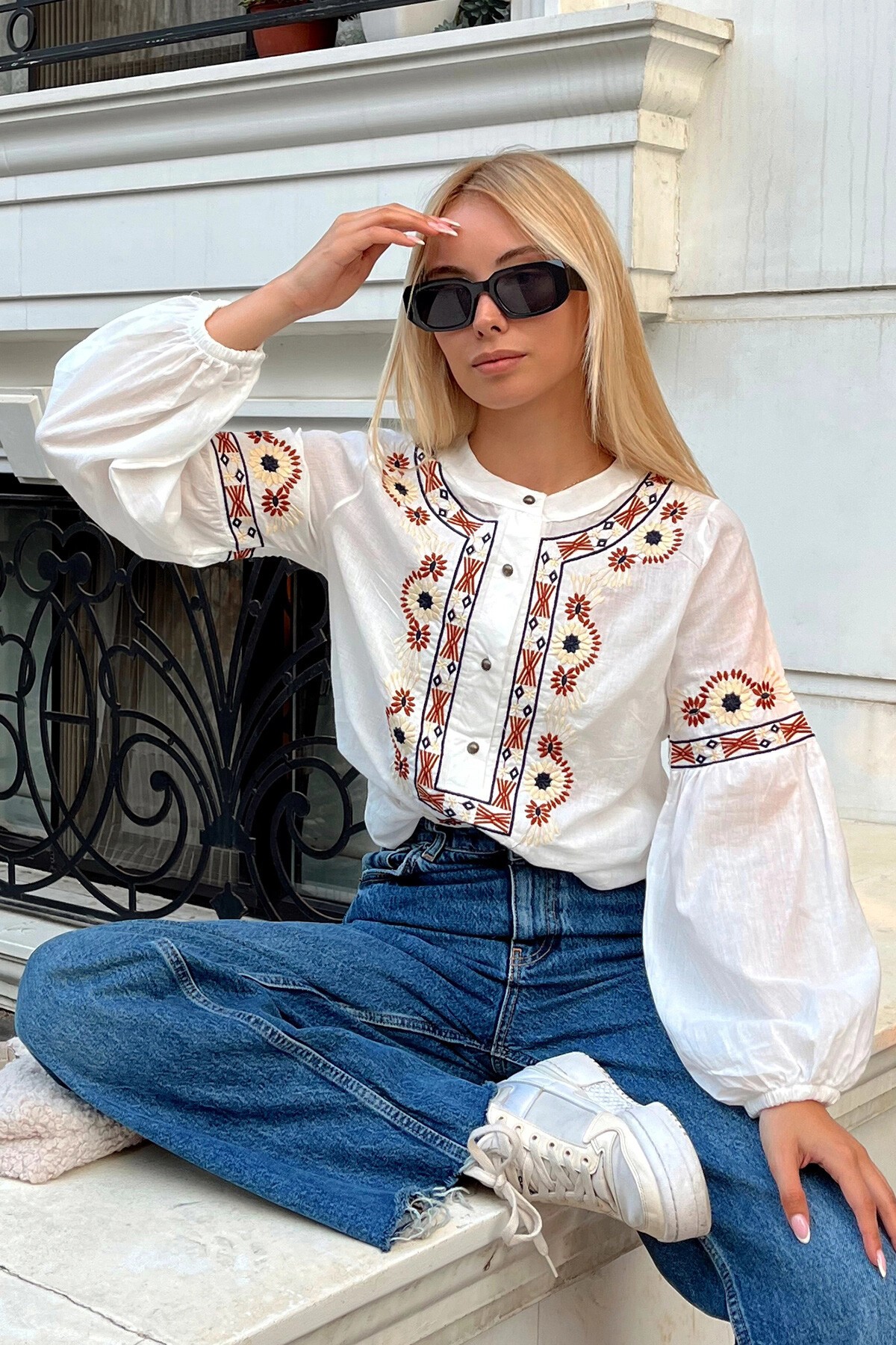 Beyaz Bisiklet Yaka Etnik Nakış Desenli Düğmeli Bilekleri Lastikli Bluz