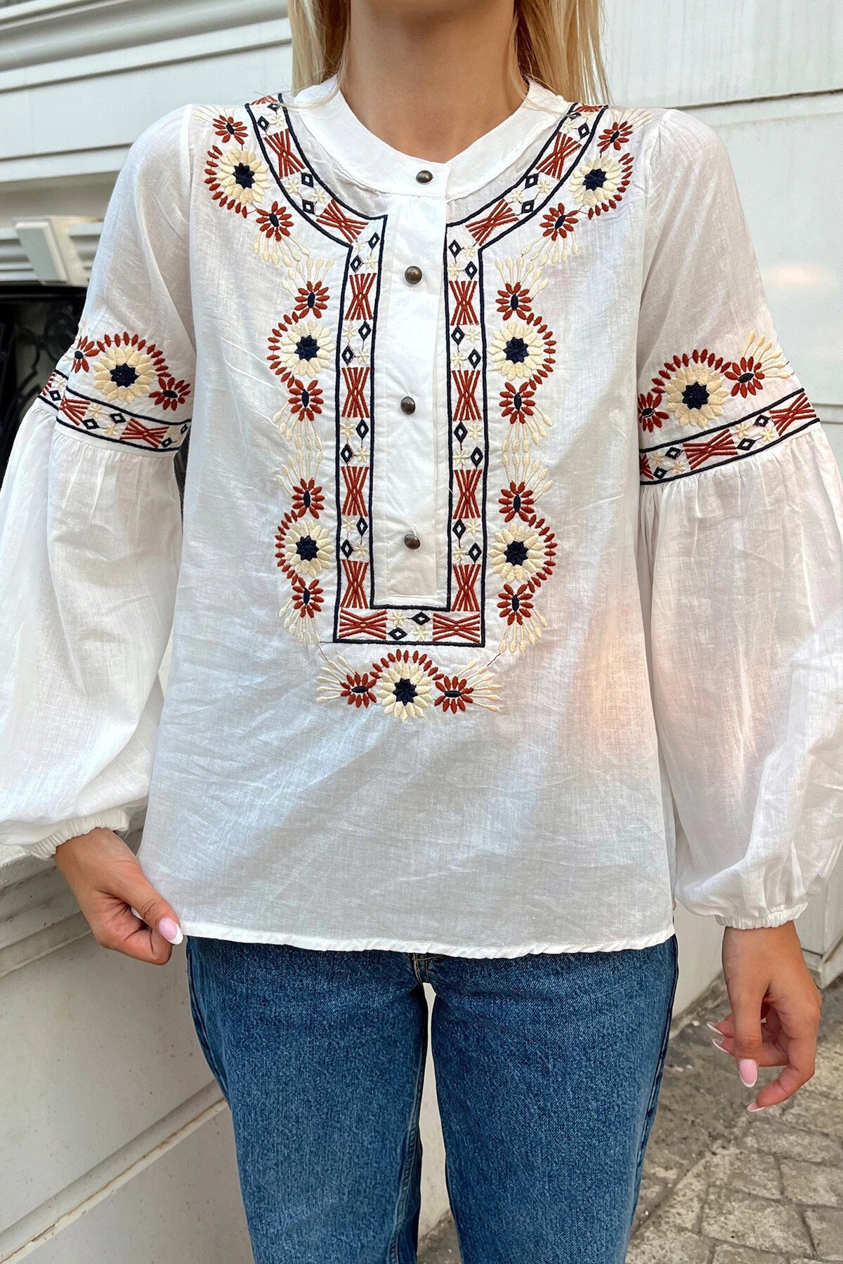 Beyaz Bisiklet Yaka Etnik Nakış Desenli Düğmeli Bilekleri Lastikli Bluz