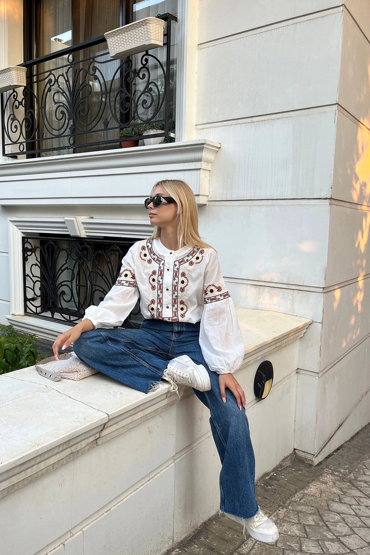 Beyaz Bisiklet Yaka Etnik Nakış Desenli Düğmeli Bilekleri Lastikli Bluz