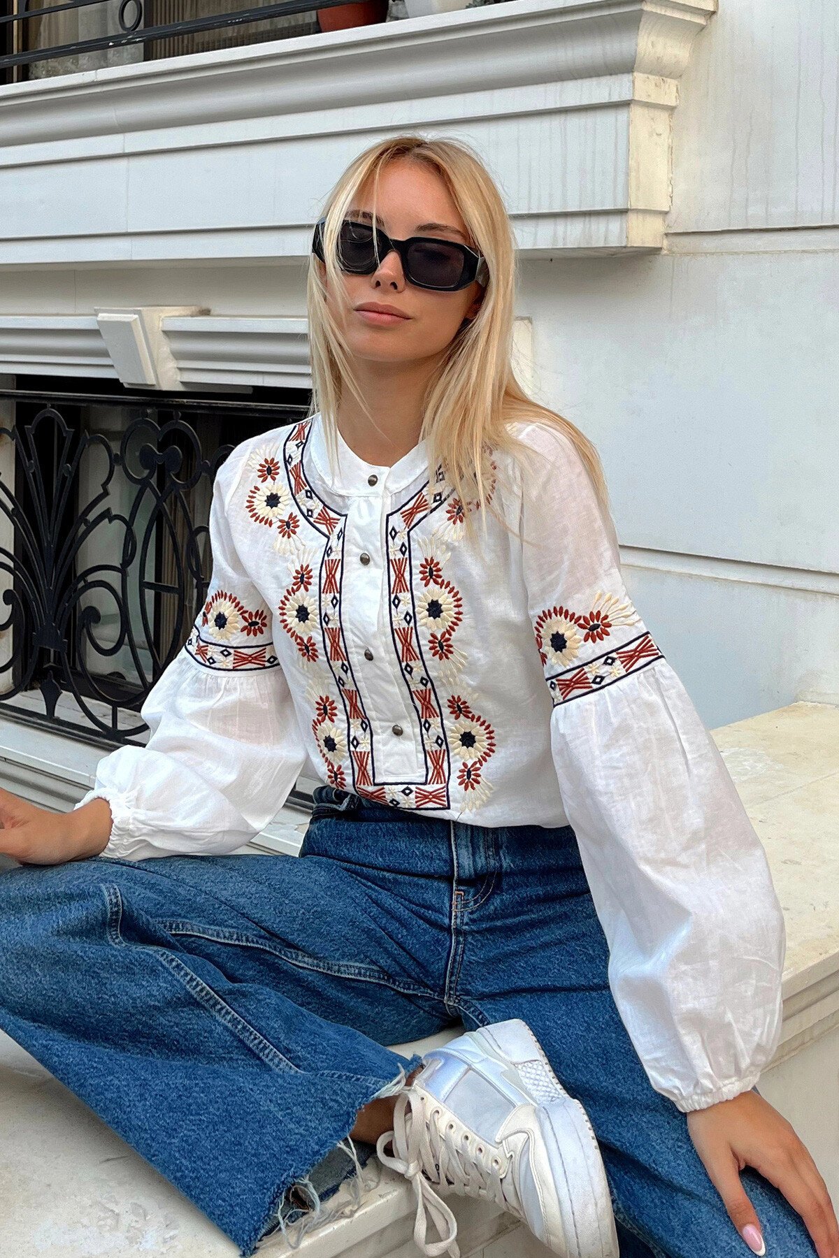 Beyaz Bisiklet Yaka Etnik Nakış Desenli Düğmeli Bilekleri Lastikli Bluz