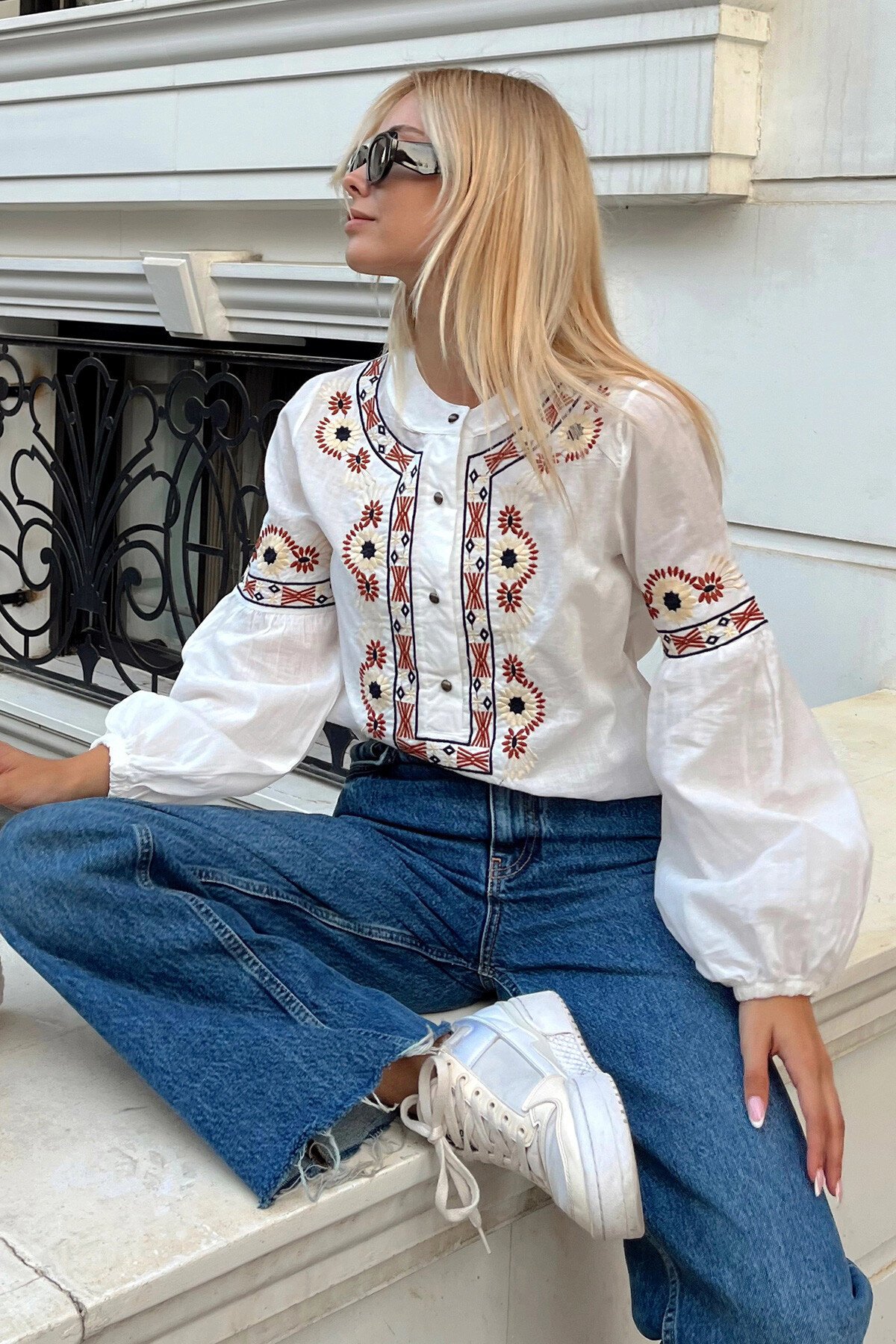 Beyaz Bisiklet Yaka Etnik Nakış Desenli Düğmeli Bilekleri Lastikli Bluz