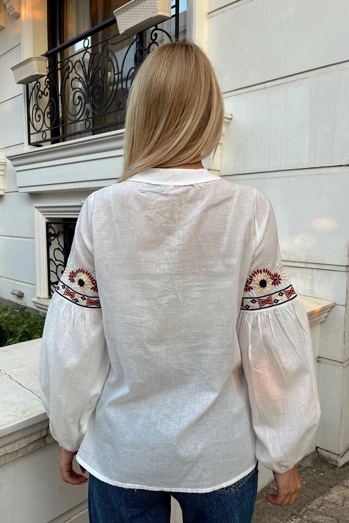 Beyaz Bisiklet Yaka Etnik Nakış Desenli Düğmeli Bilekleri Lastikli Bluz