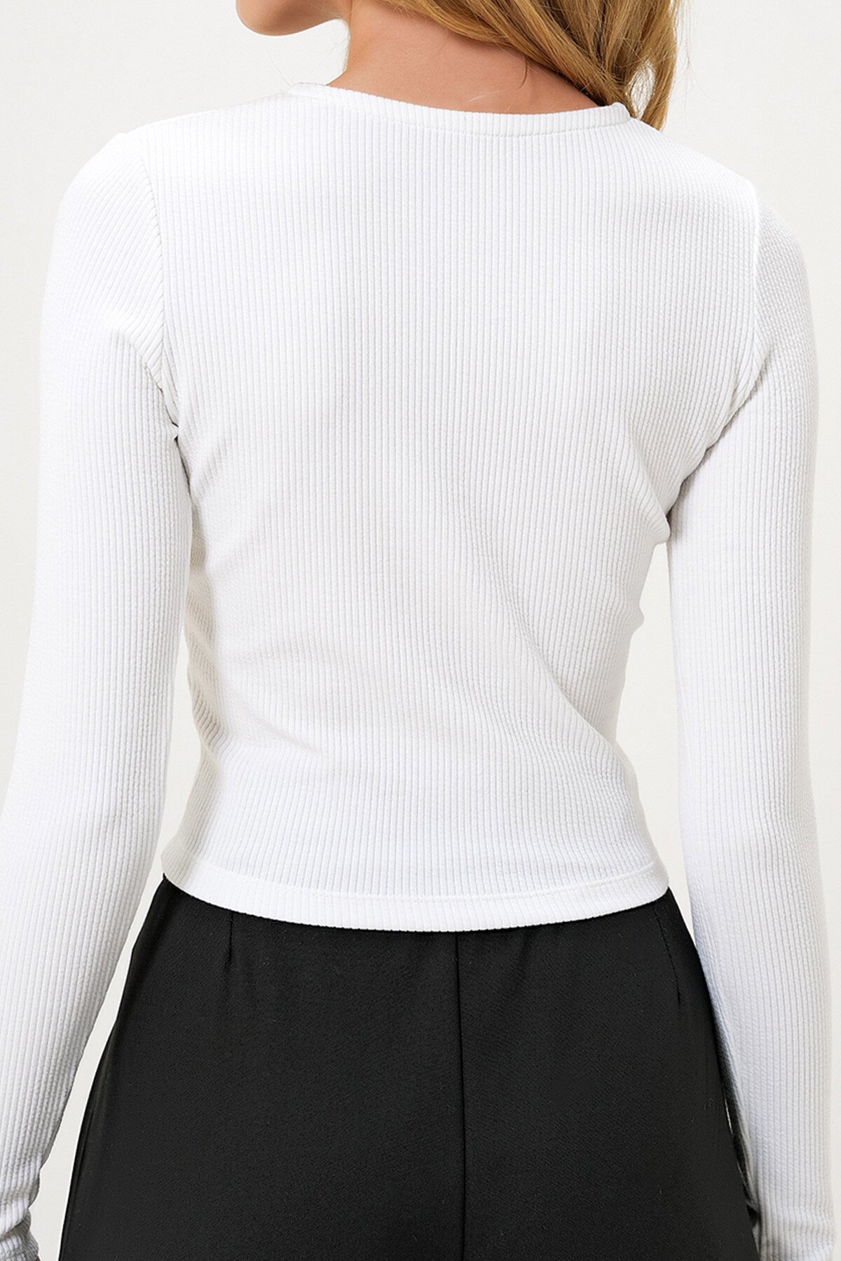 Beyaz Bisiklet Yaka Kalp Nakış Dekolteli Kaşkorse Bluz